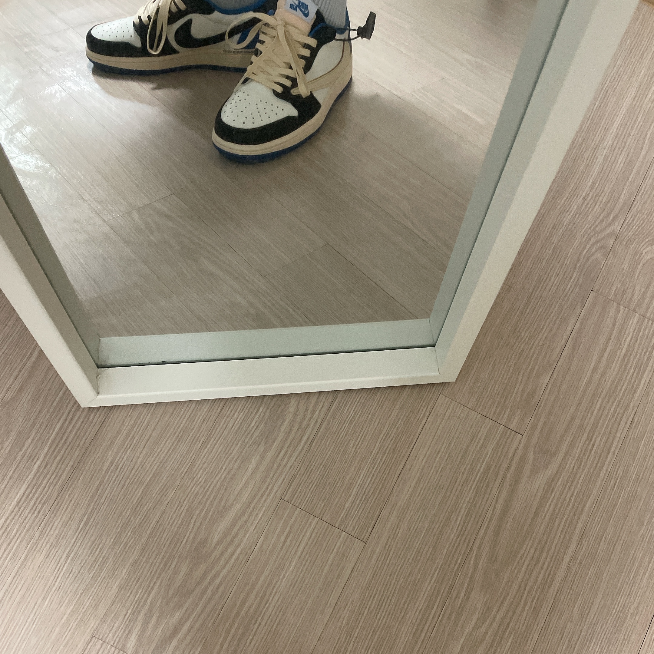 Jordan 1 x Travis Scott x Fragment Retro Low OG SP Military Blue 착용 스타일 - 2