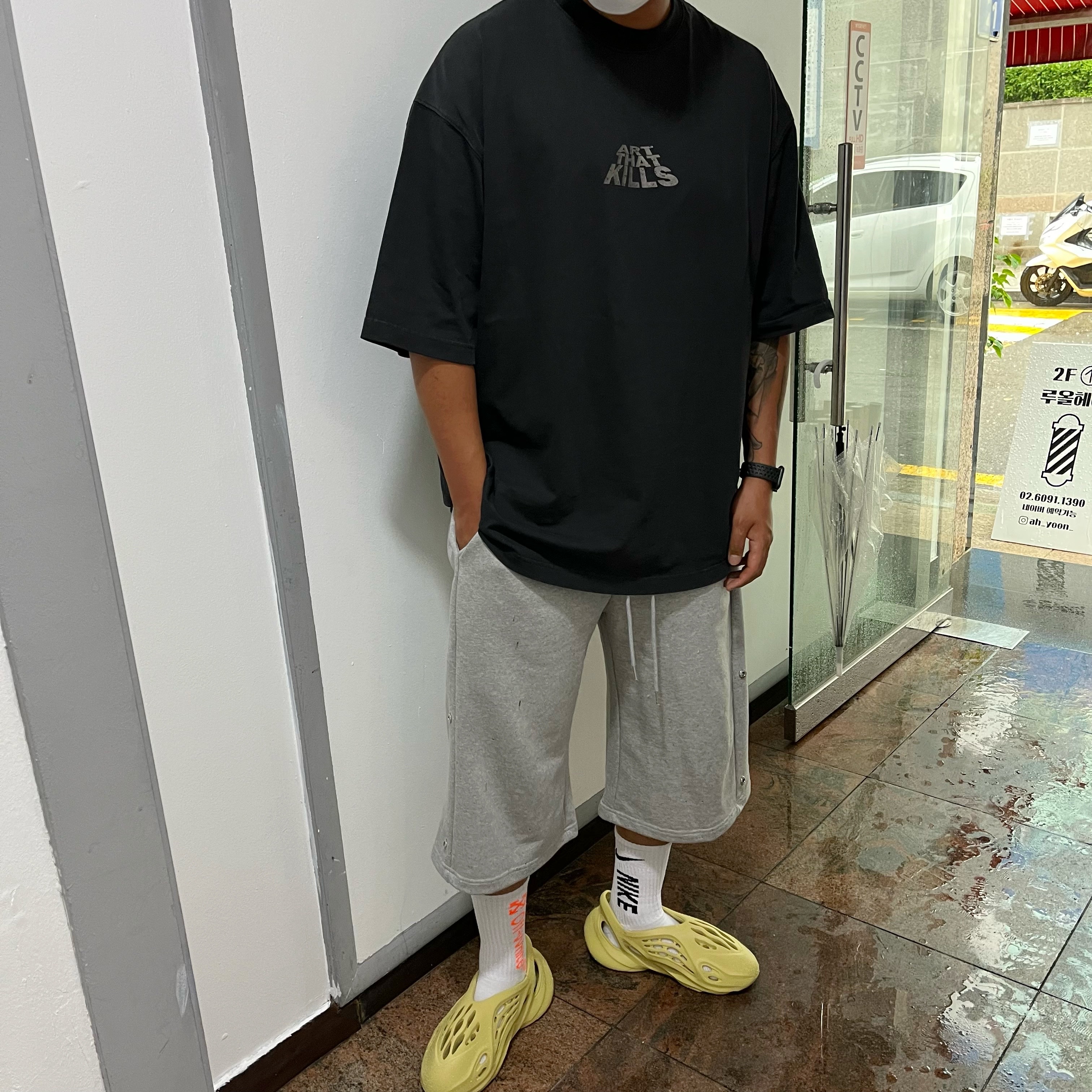 Adidas Yeezy Foam RNNR Sulfur 착용 스타일 - 3