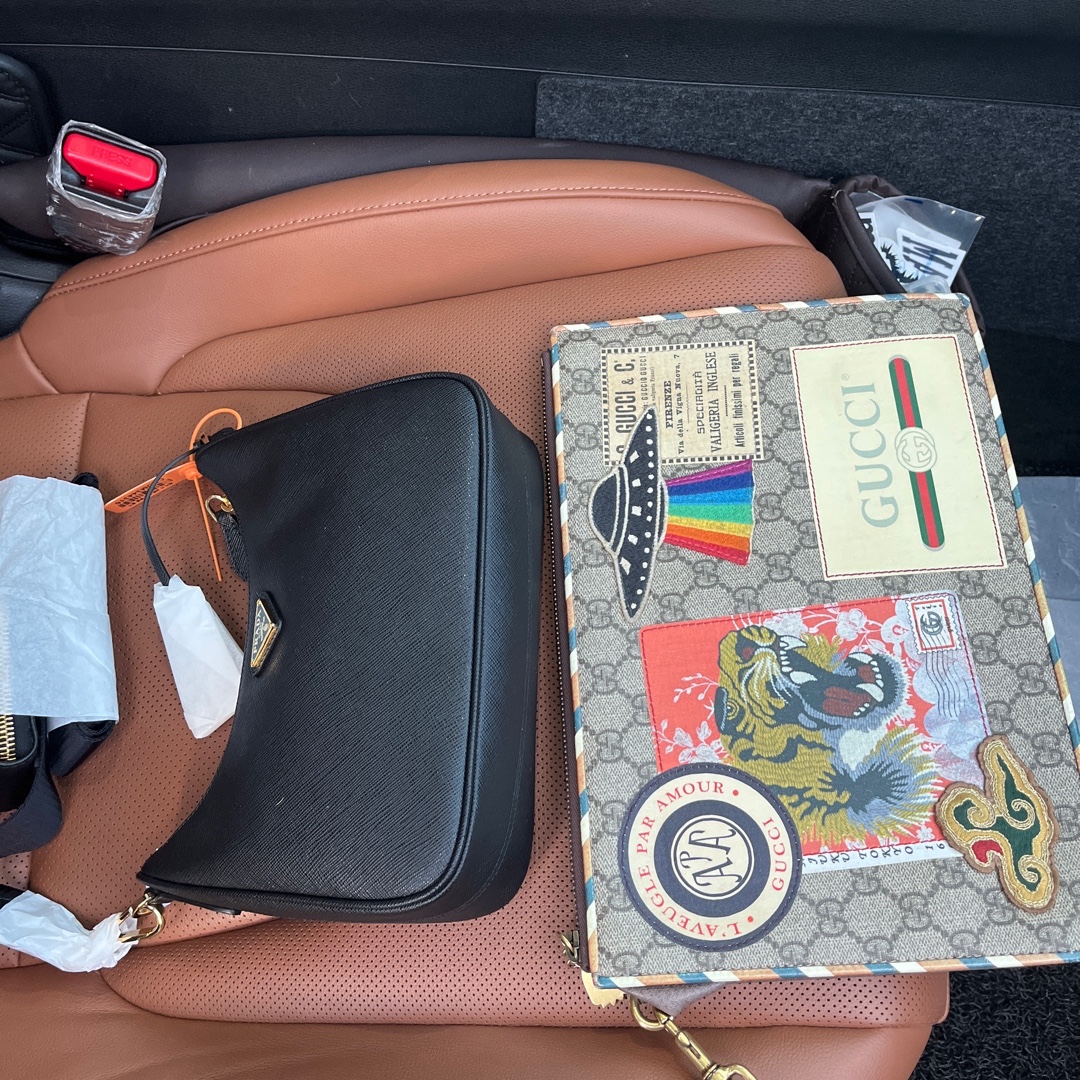 Prada Re-Edition 2005 Saffiano Leather Shoulder Bag Black 착용 스타일