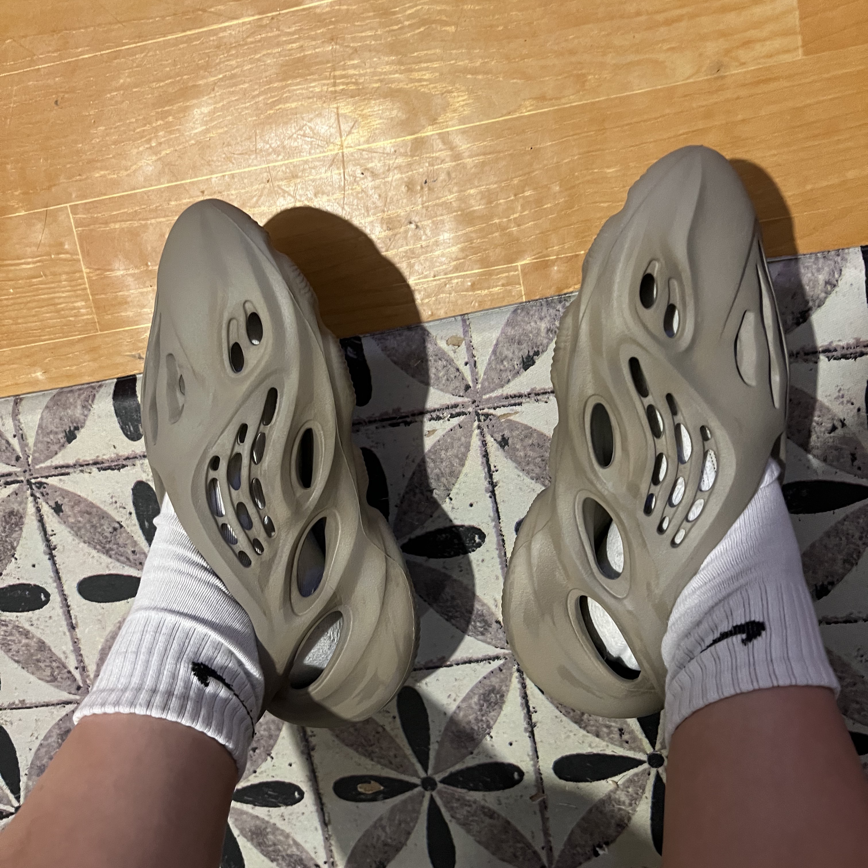 Adidas Yeezy Foam RNNR Stone Sage 착용 스타일 - 3