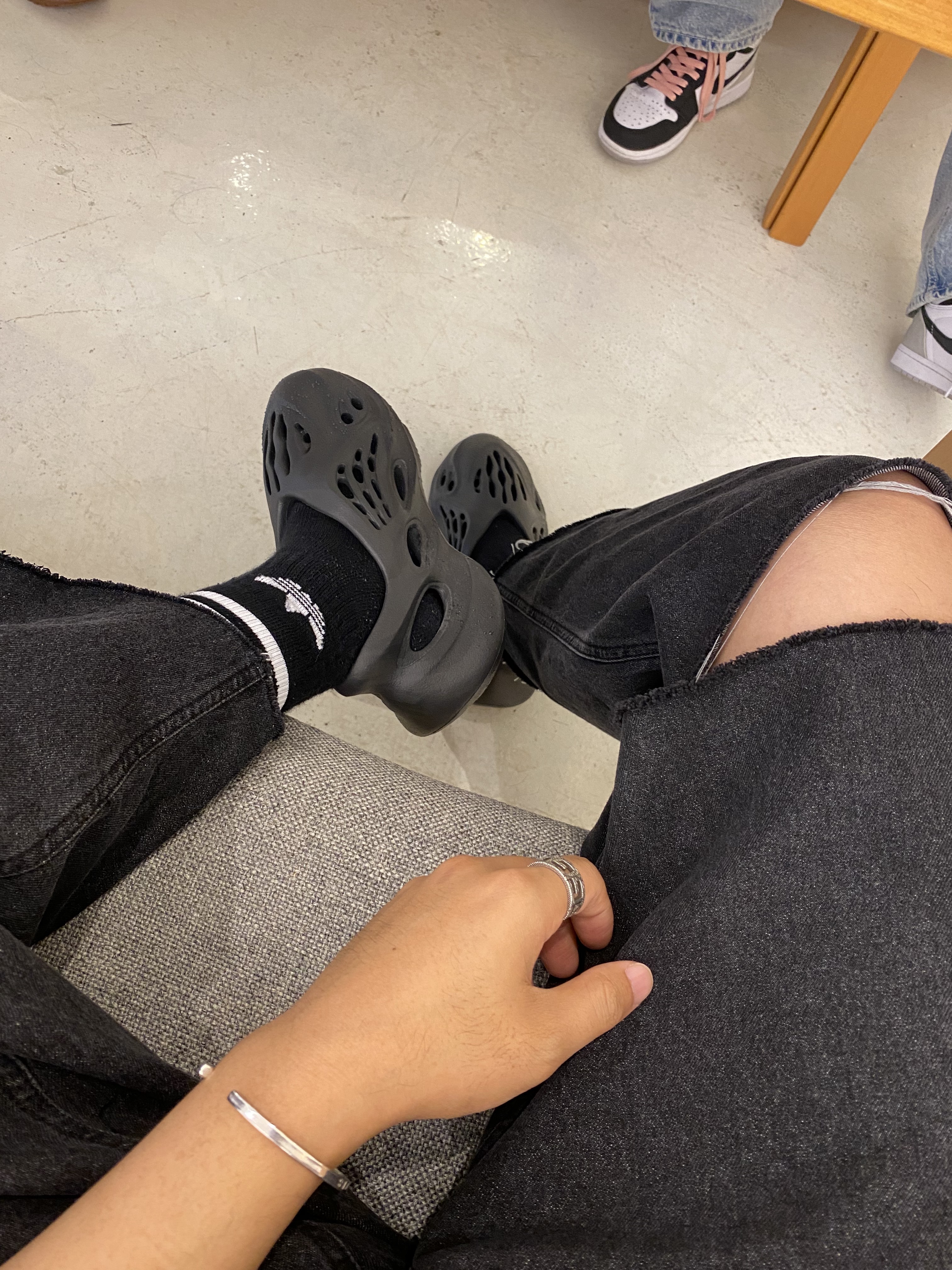 Adidas Yeezy Foam RNNR Onyx, Jordan 1 Retro High OG Bleached Coral 착용 스타일
