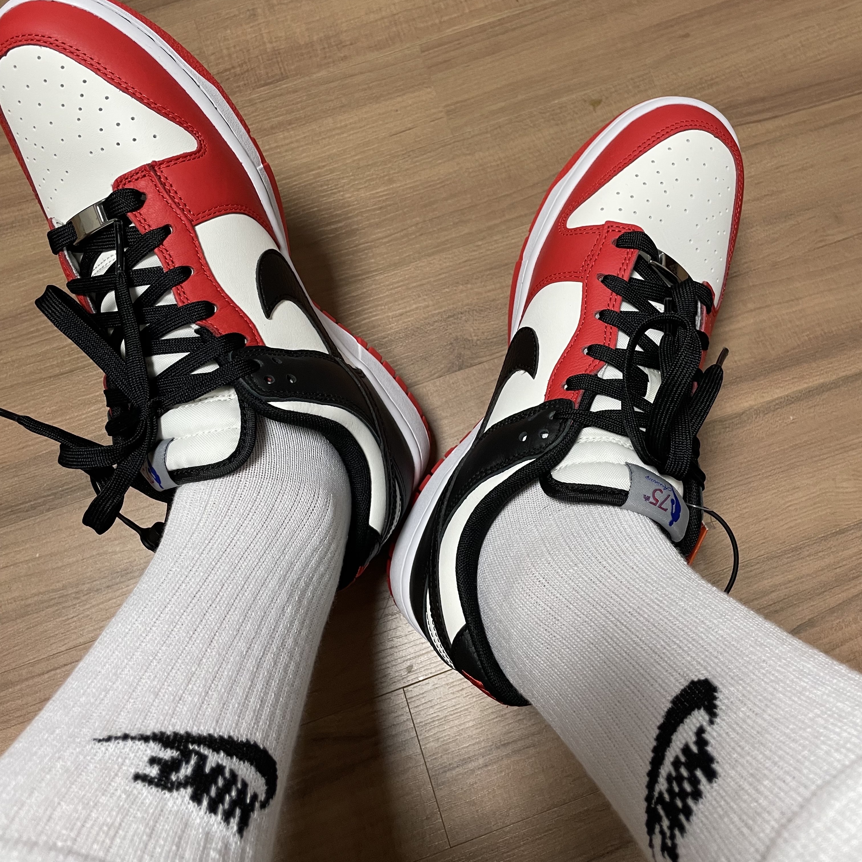 Nike x NBA Dunk Low Retro EMB Black and Chile Red 착용 스타일 - 1
