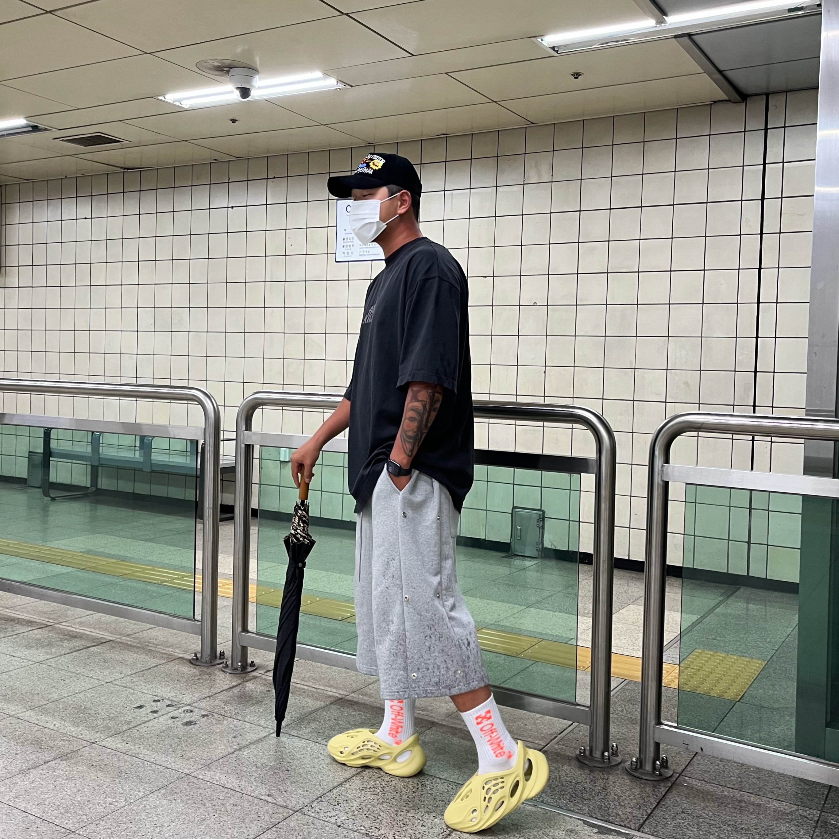 Adidas Yeezy Foam RNNR Sulfur 착용 스타일 - 1