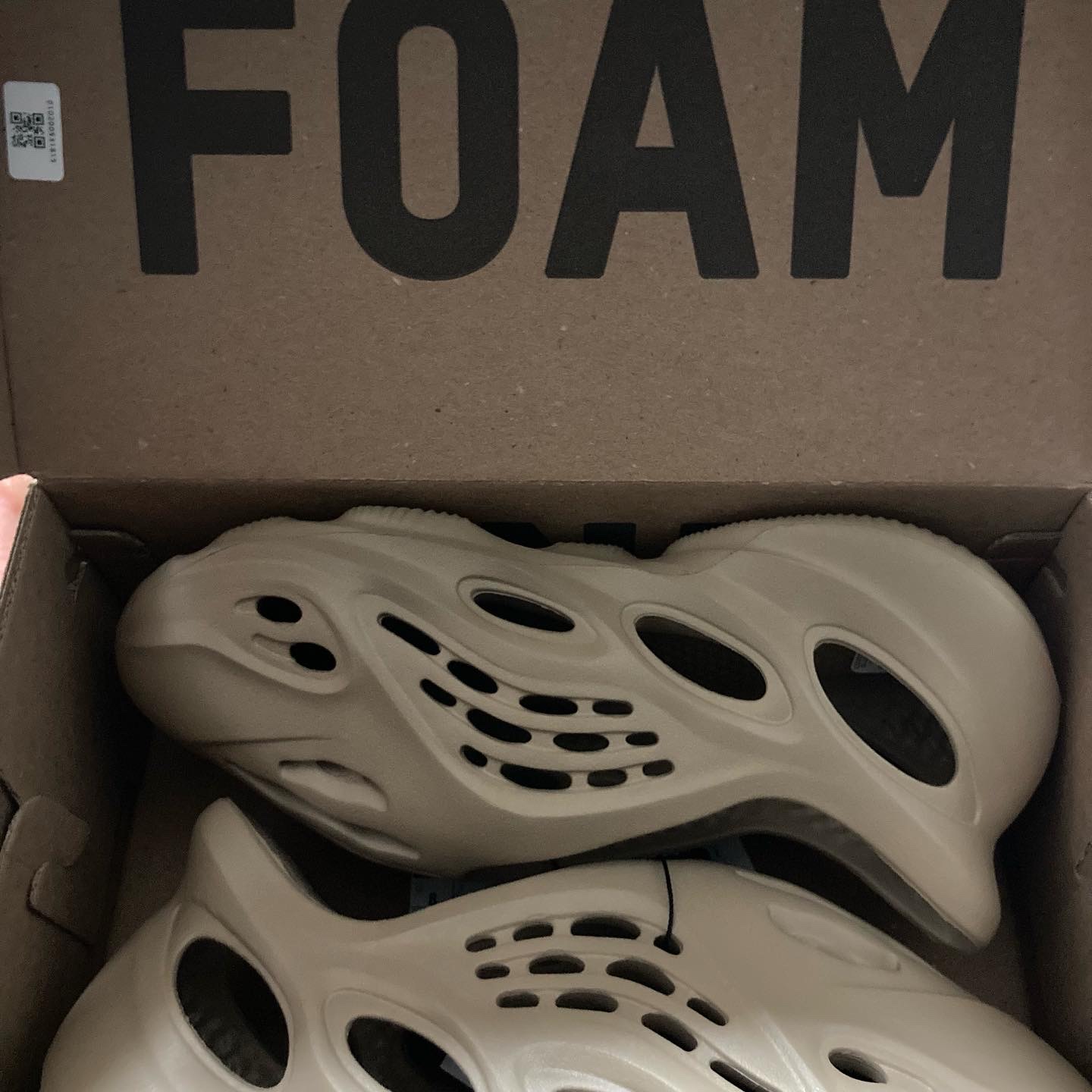 Adidas Yeezy Foam RNNR Mist 착용 스타일