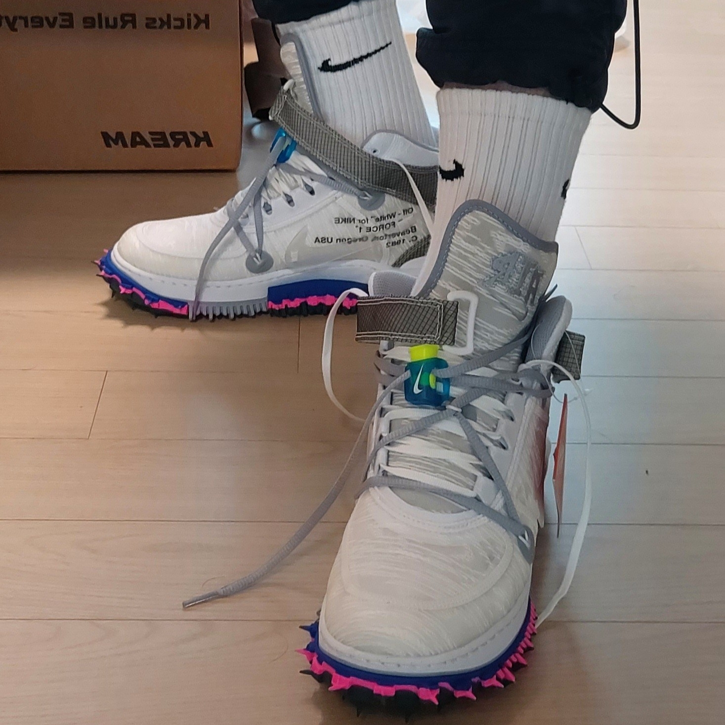 Nike x Off-White Air Force 1 Mid SP White, Nike x Sacai LDWaffle Black 착용 스타일 - 2