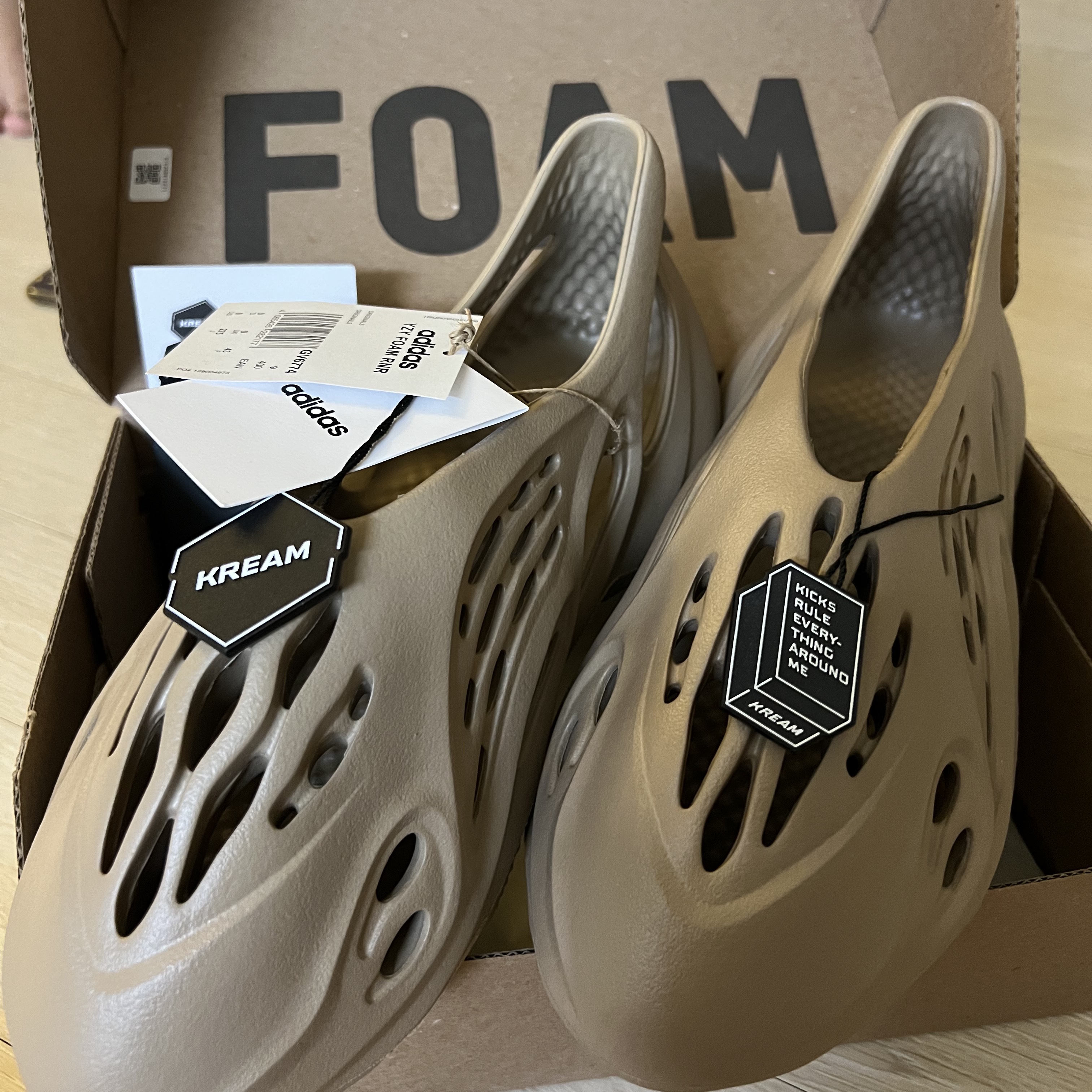 Adidas Yeezy Foam RNNR Mist 착용 스타일