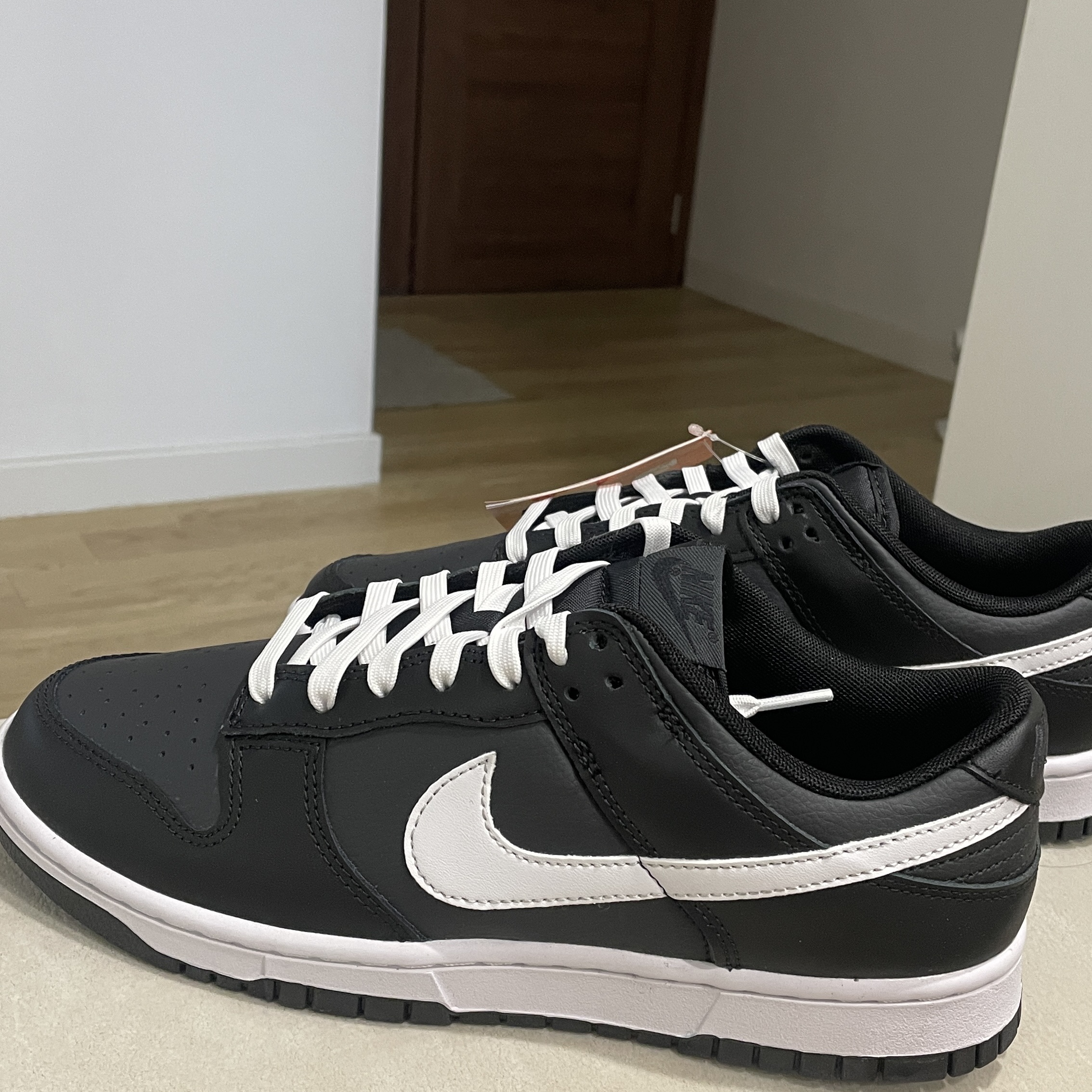 Nike Dunk Low Retro Black White 착용 스타일 - 2