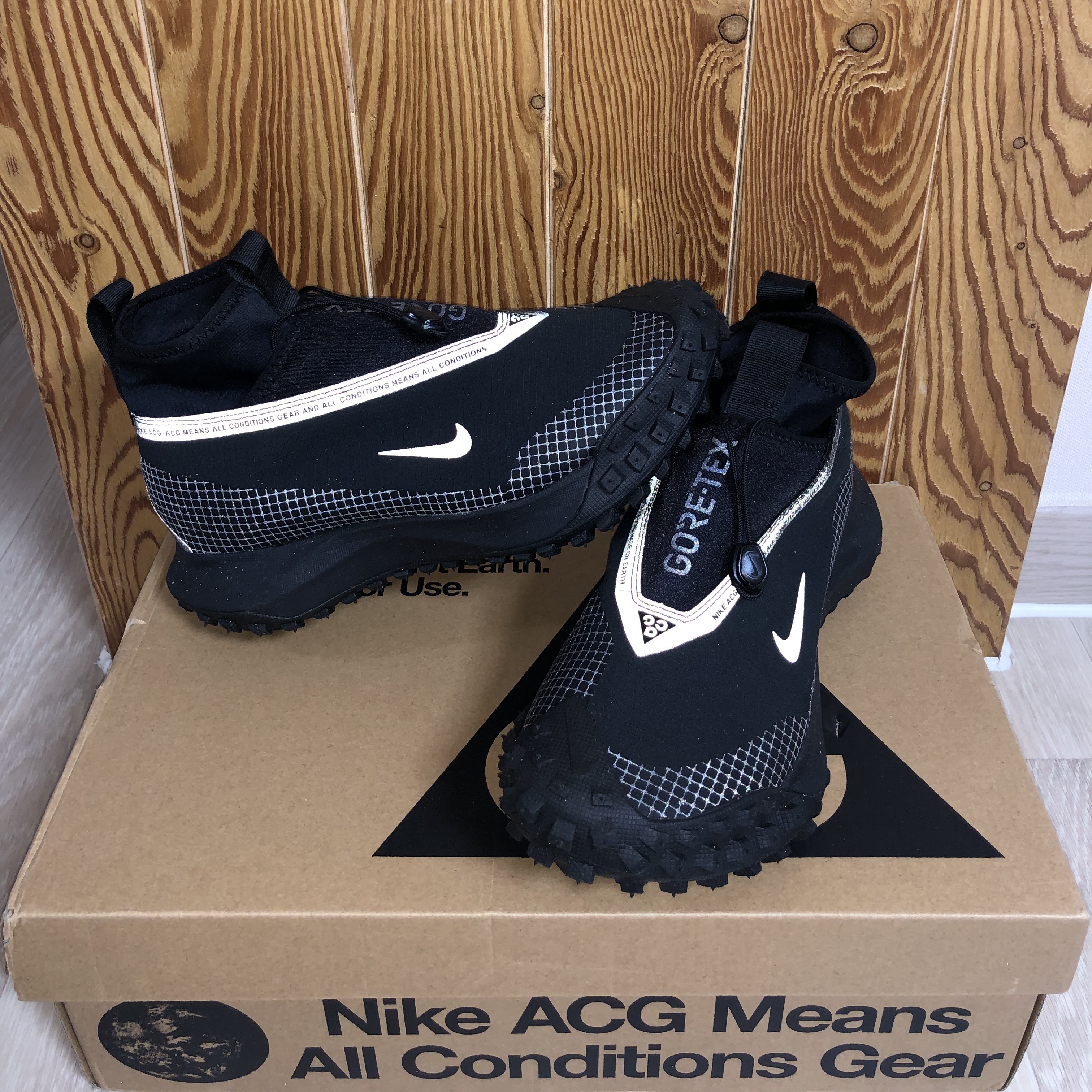 Nike ACG Mountain Fly Gore-Tex Black and Dark Grey 착용 스타일 - 2