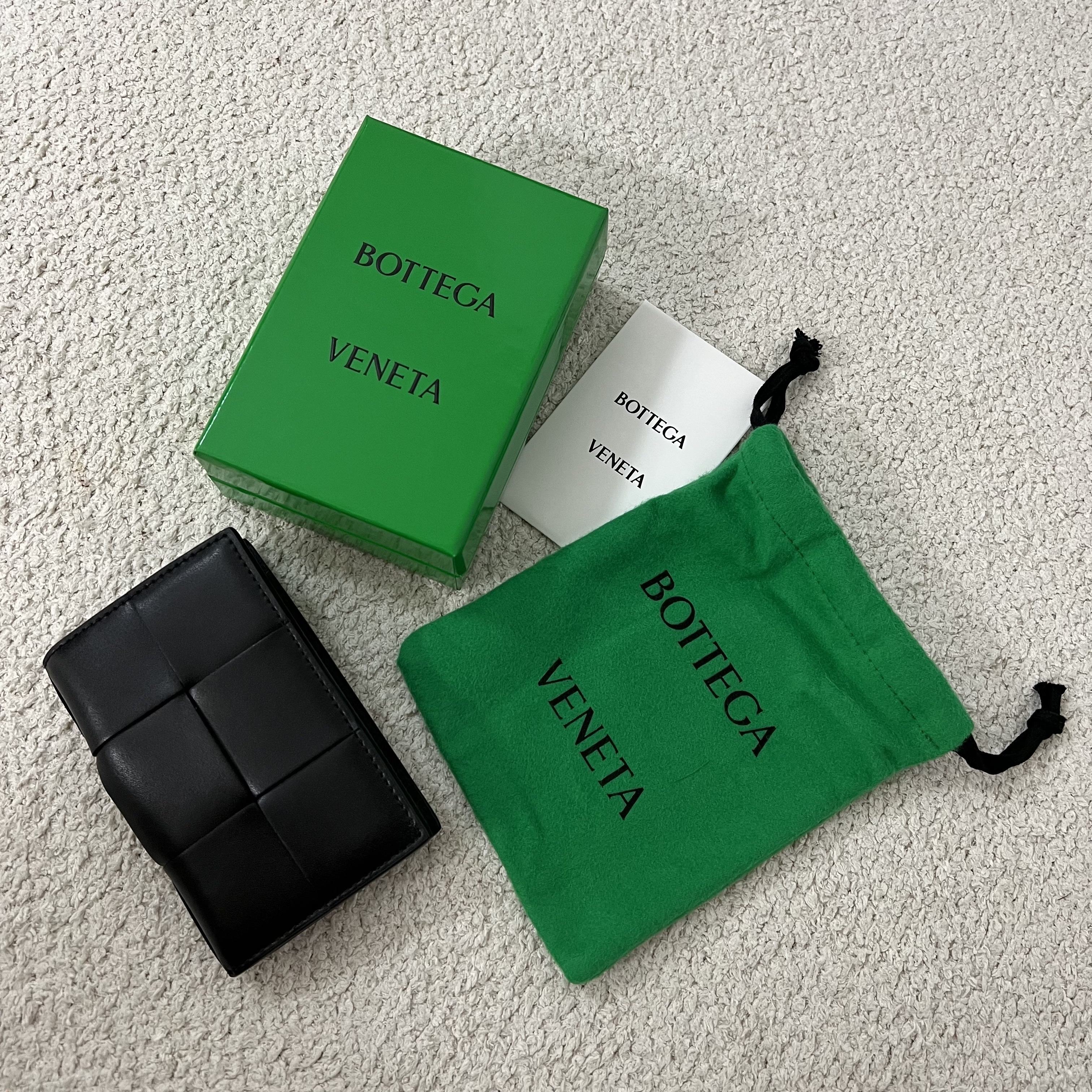Bottega Veneta Flap Card Case Black 착용 스타일 - 3