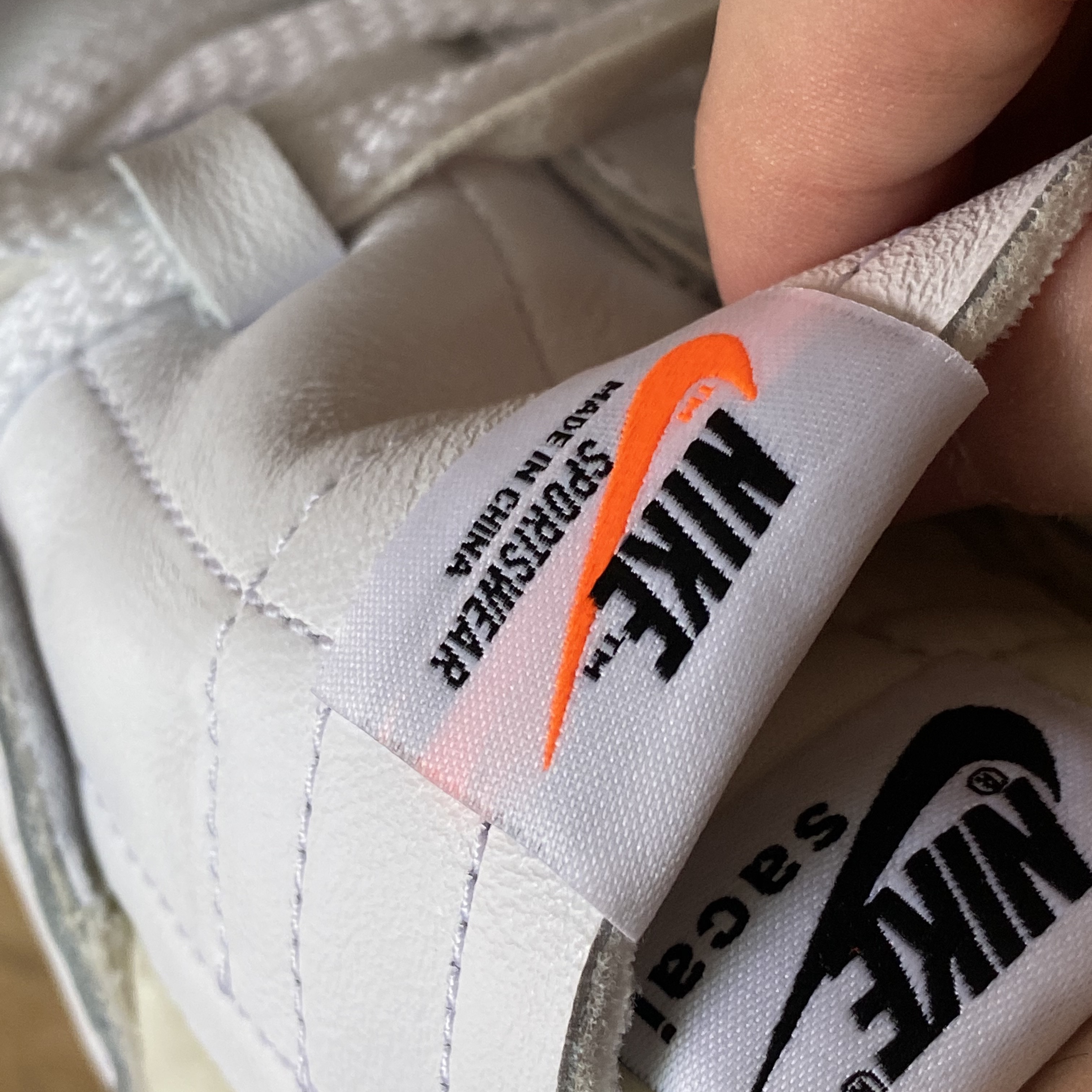 Nike x Sacai Blazer Low White Patent Leather 착용 스타일 - 2