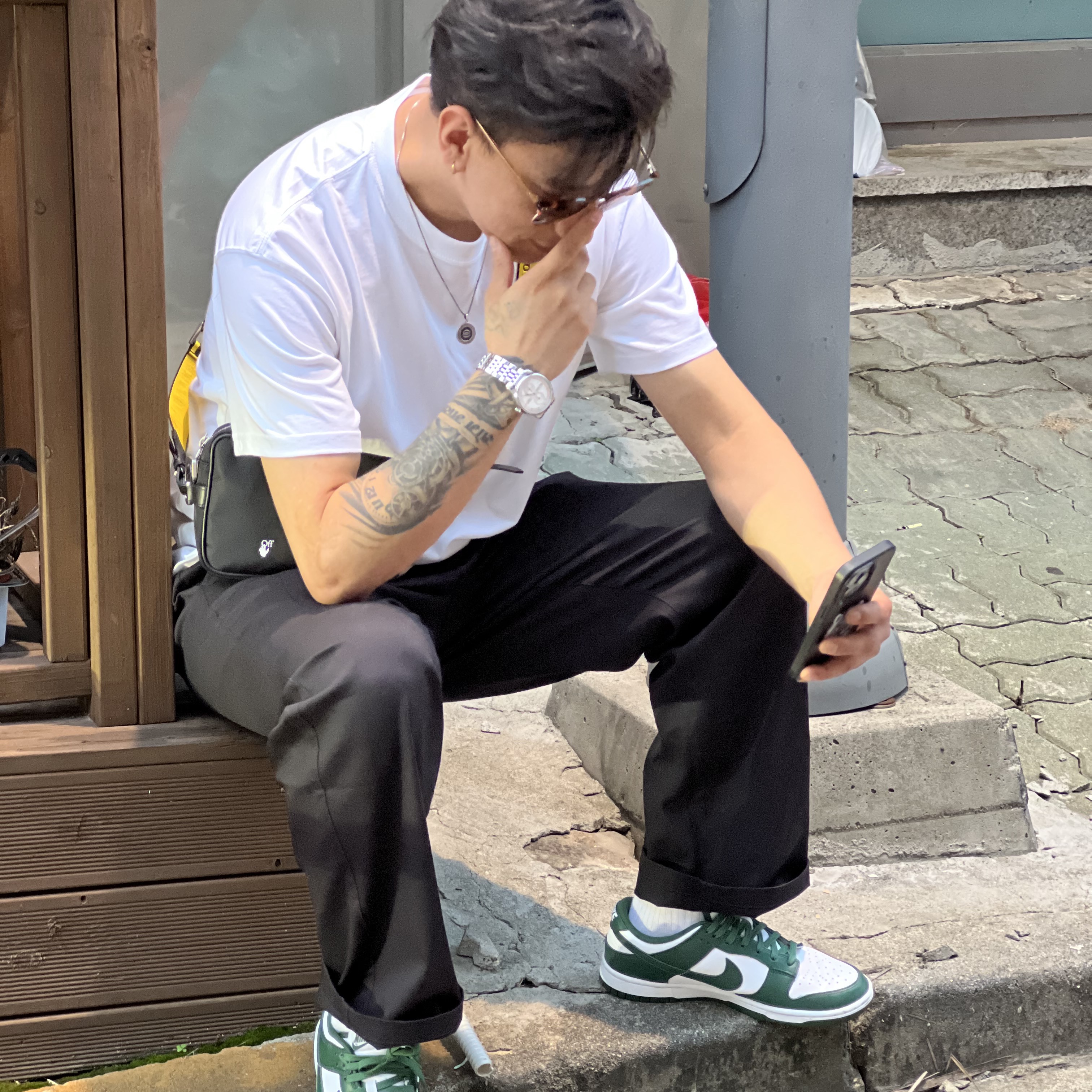 Nike Dunk Low Retro Varsity Green, Off-White OW Logo Nylon Crossbody Bag Black 착용 스타일