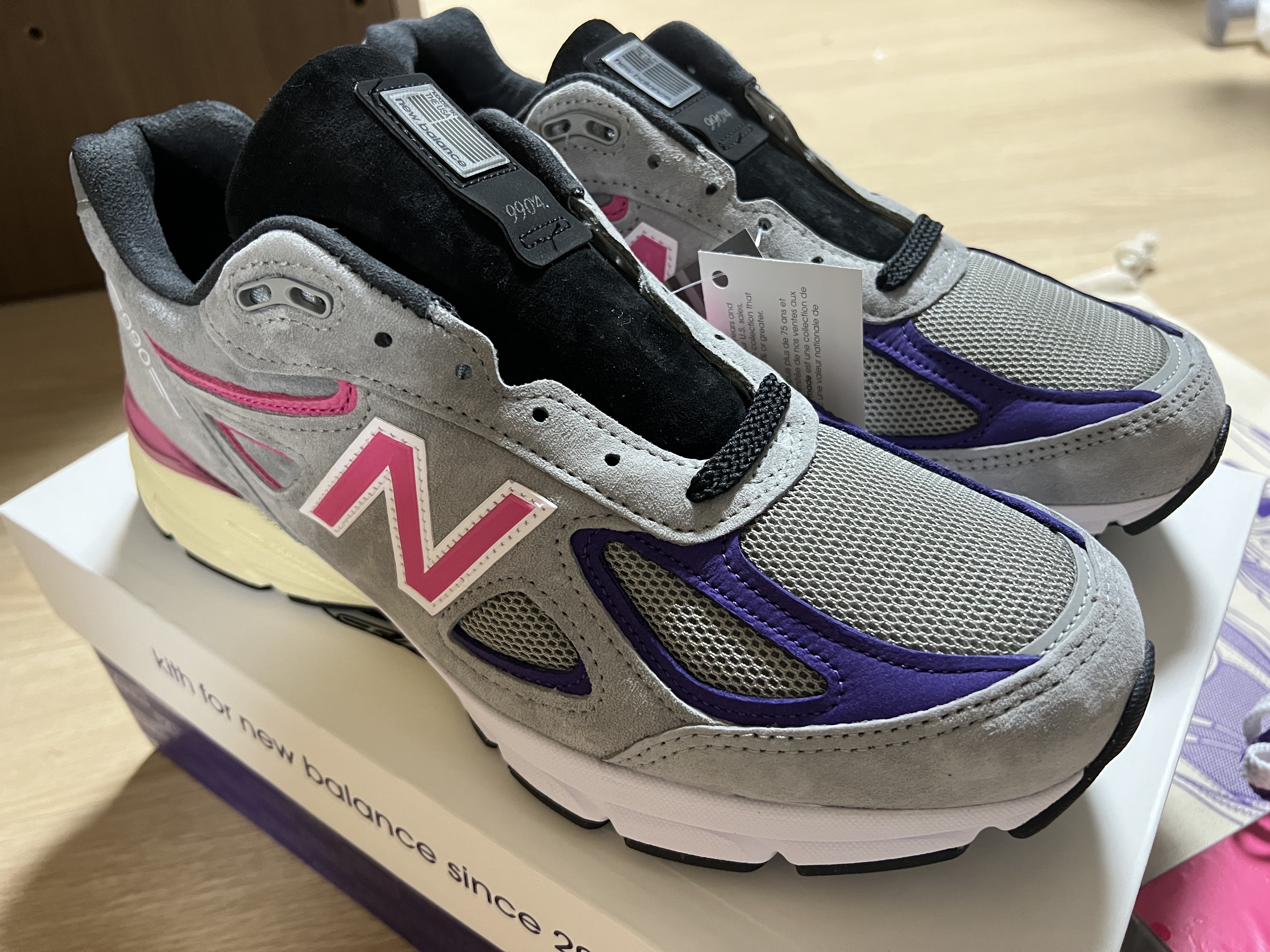 New Balance x Kith x United Arrows & Sons 990v4 Made in USA Grey Pink 착용 스타일 - 1