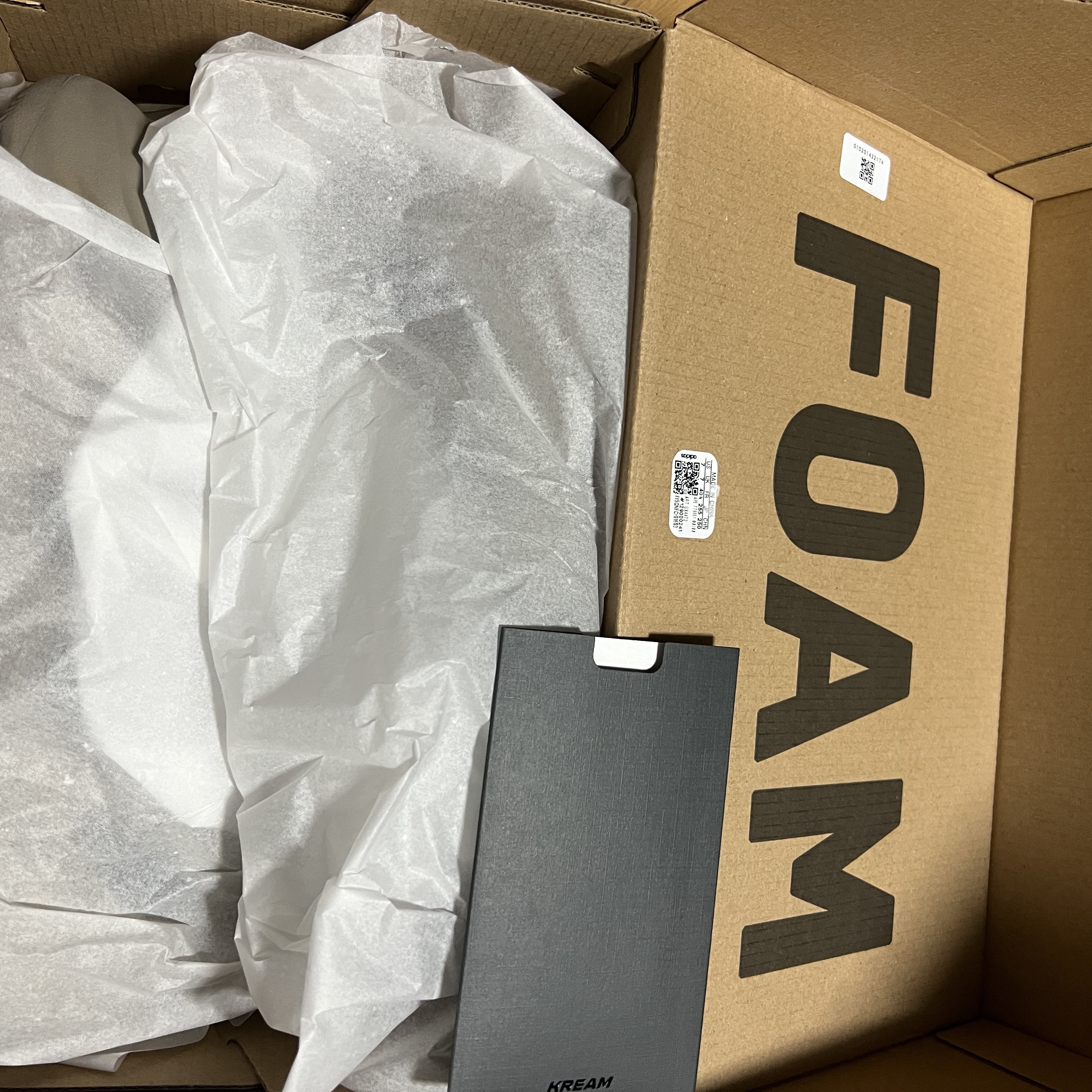 Adidas Yeezy Foam RNNR Stone Sage 착용 스타일 - 5