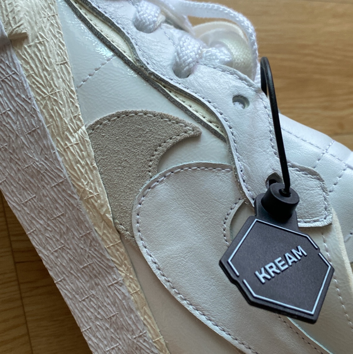 Nike x Sacai Blazer Low White Patent Leather 착용 스타일 - 1