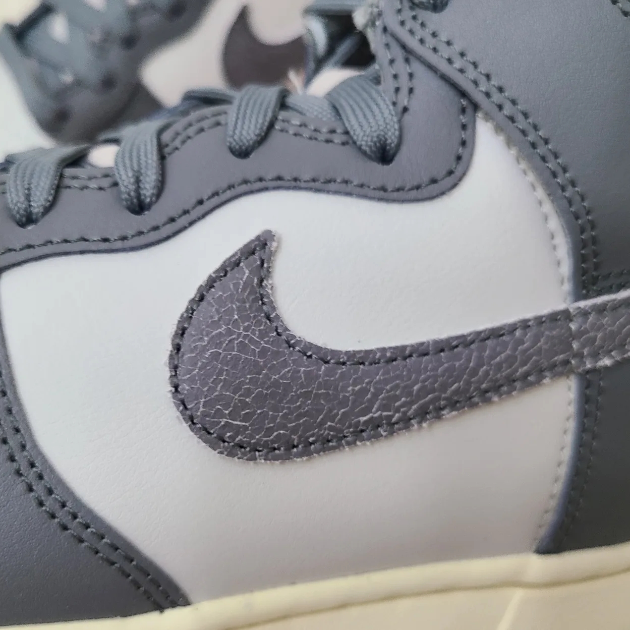 Nike Dunk High Retro SE VNTG Light Bone 착용 스타일 - 3