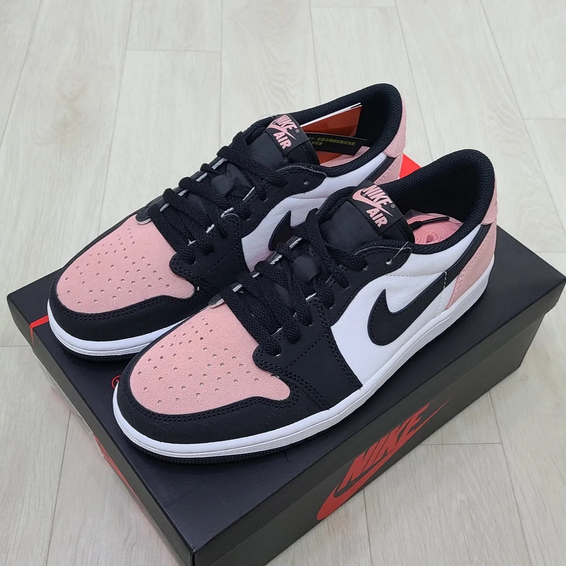 Jordan 1 Retro Low OG Bleached Coral 착용 스타일 - 2