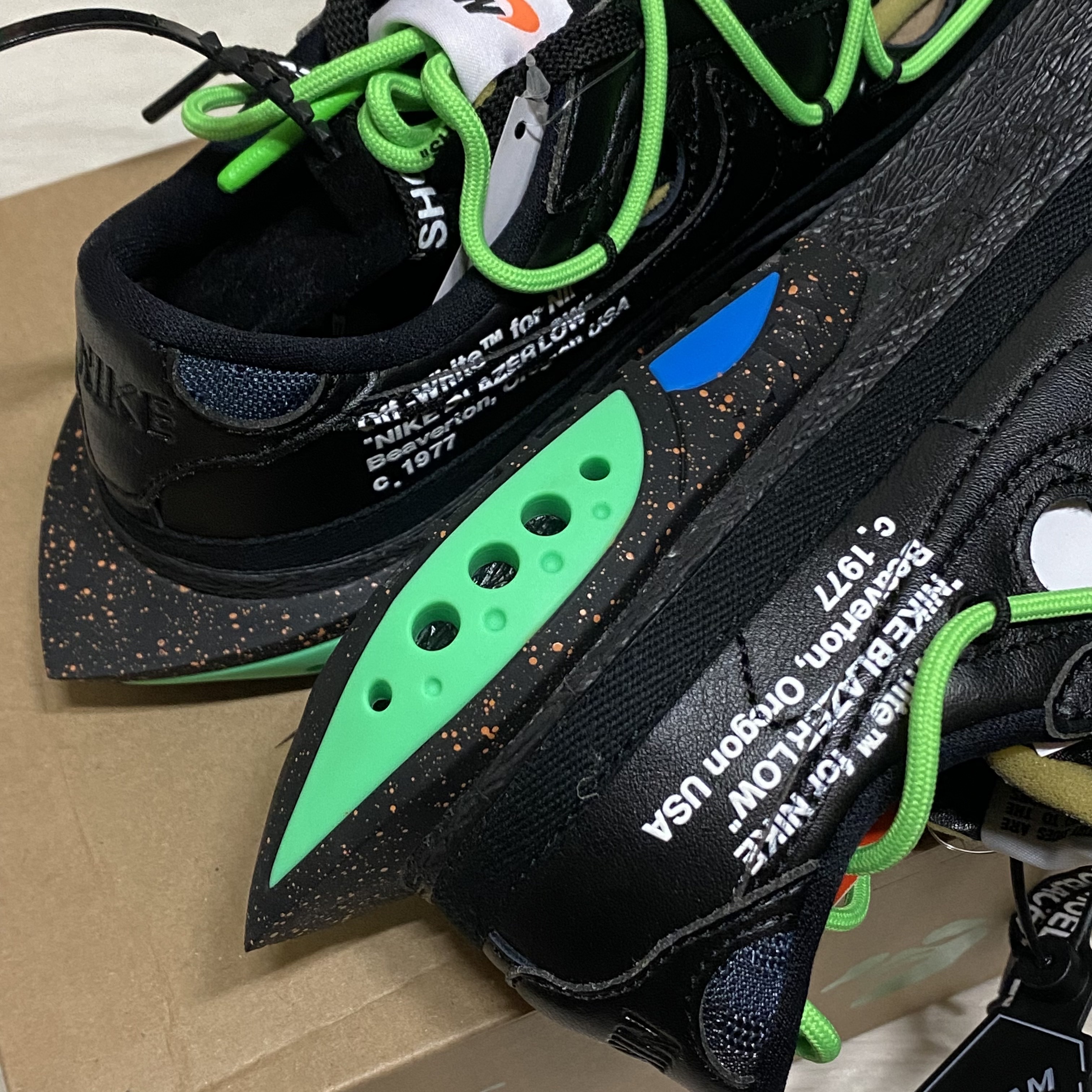 Nike x Off-White Blazer Low '77 Black and Electro Green 착용 스타일 - 2
