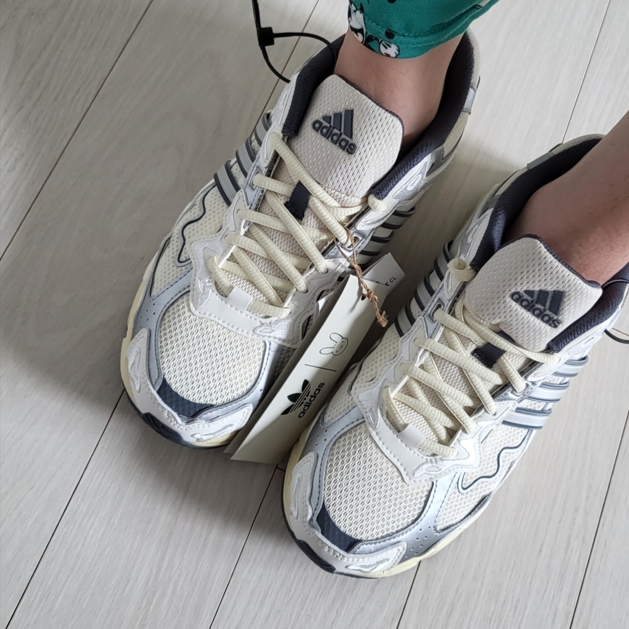 Adidas x Bad Bunny Response CL White Sand 착용 스타일 - 2