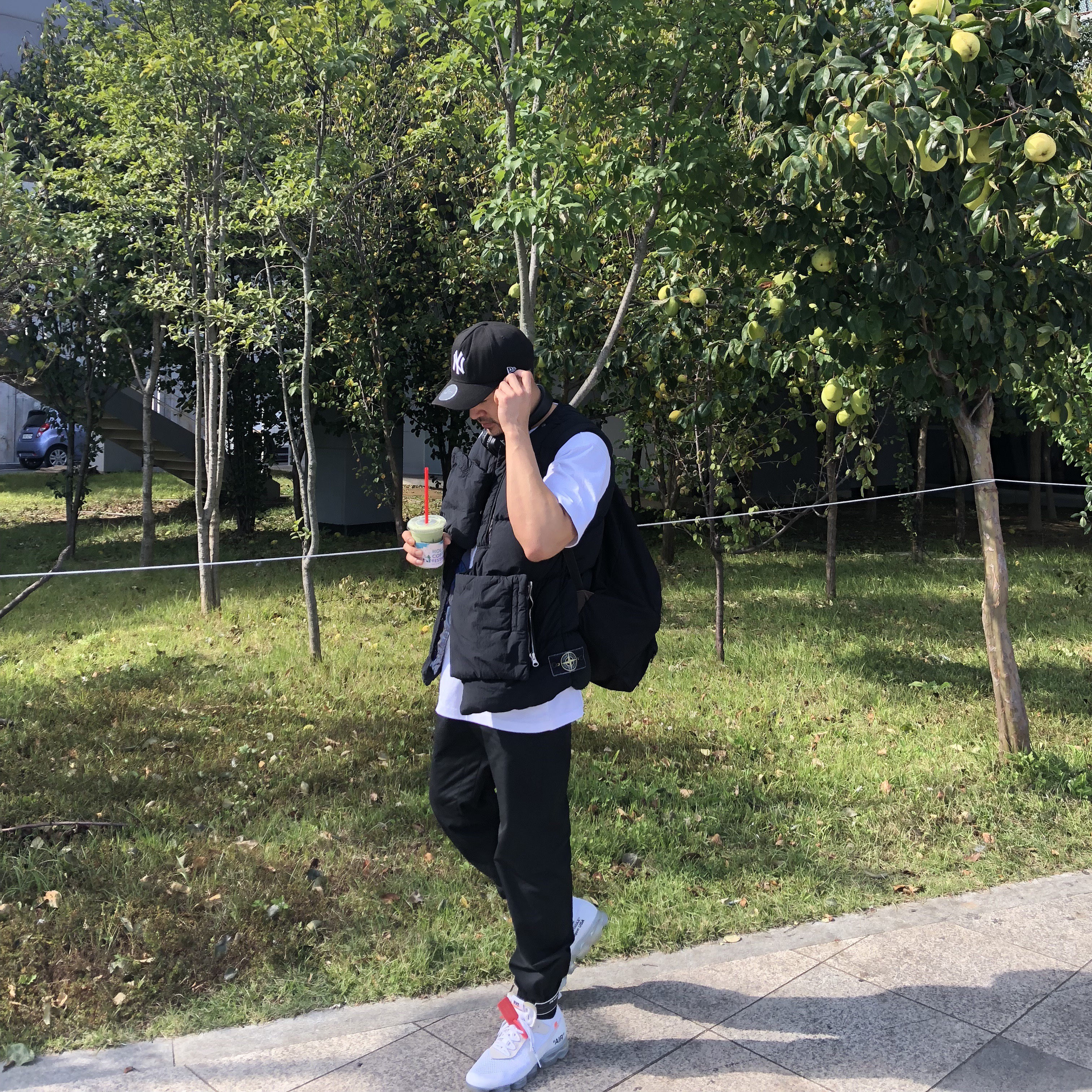 Comme des Garcons Homme Plus Oversized Nylon Backpack Black, Nike x Off-White Air VaporMax V2 White 착용 스타일 - 2