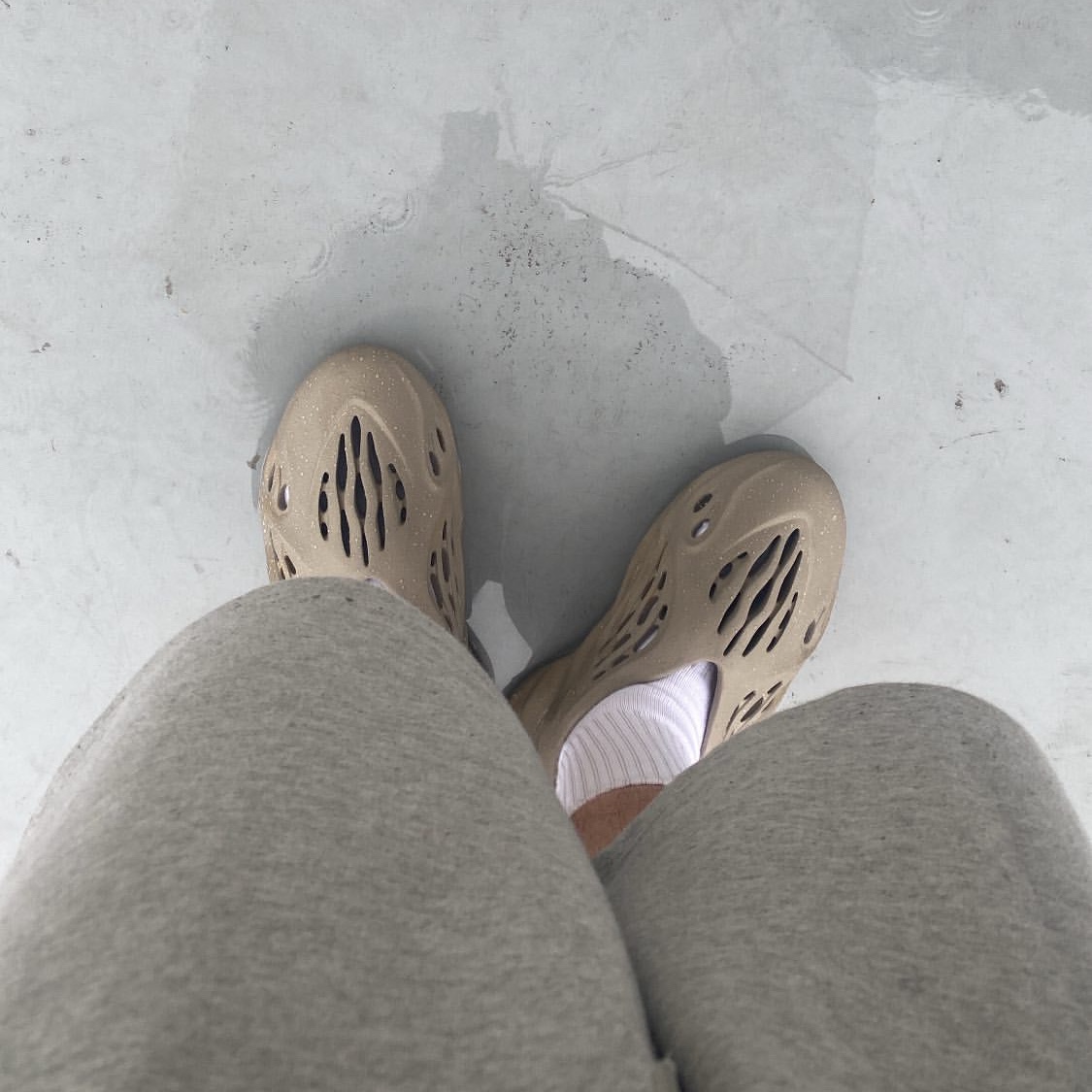 Adidas Yeezy Foam RNNR Stone Sage 착용 스타일