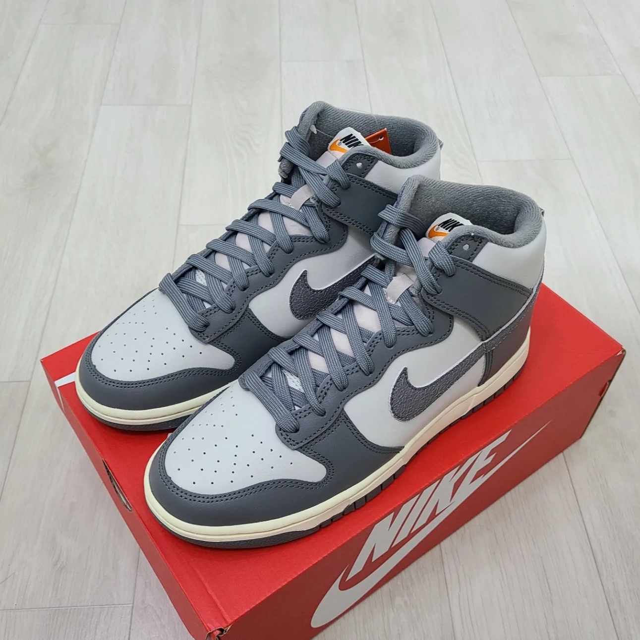Nike Dunk High Retro SE VNTG Light Bone 착용 스타일 - 2