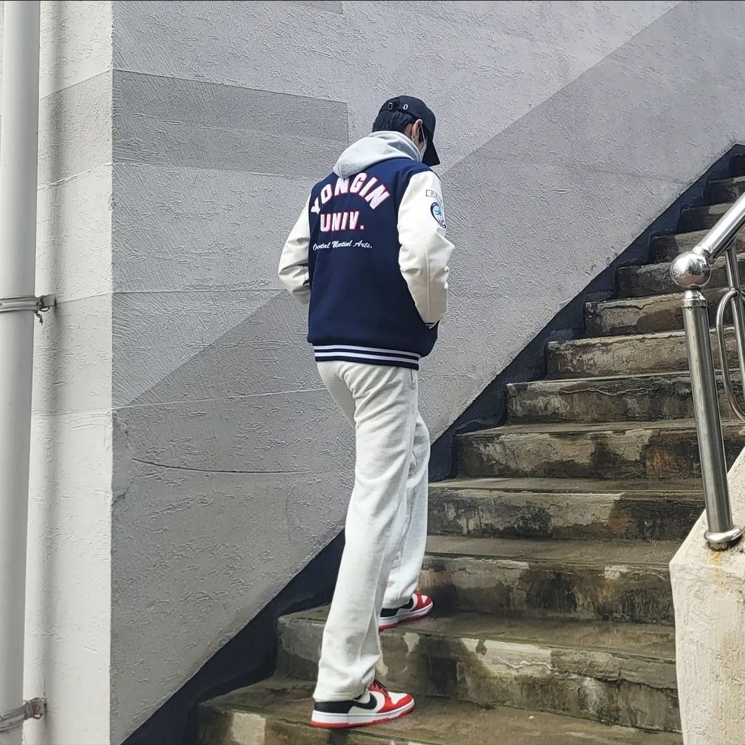 Nike x NBA Dunk Low Retro EMB Black and Chile Red 착용 스타일 - 2