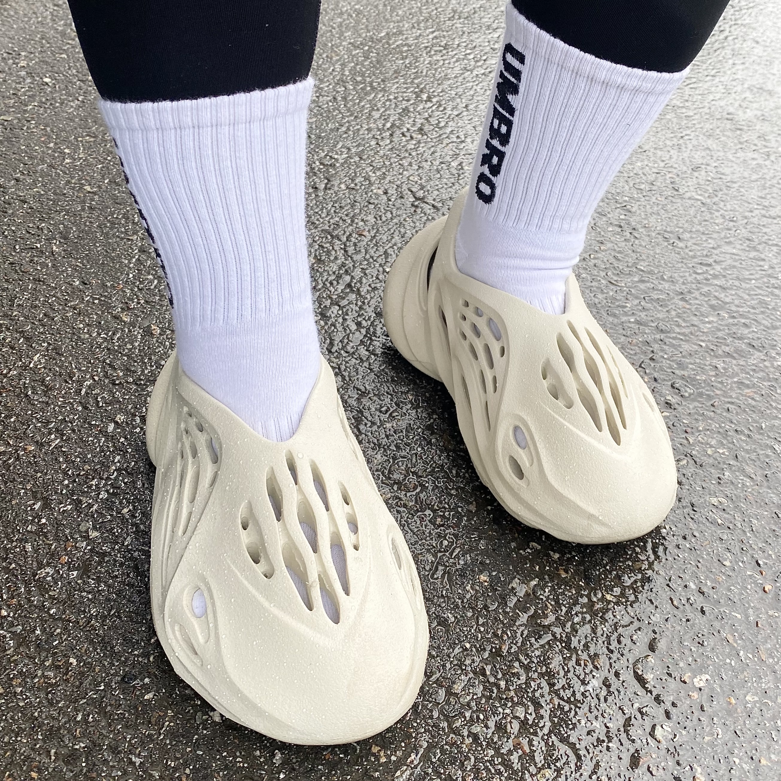 Adidas Yeezy Foam RNNR Sand 착용 스타일
