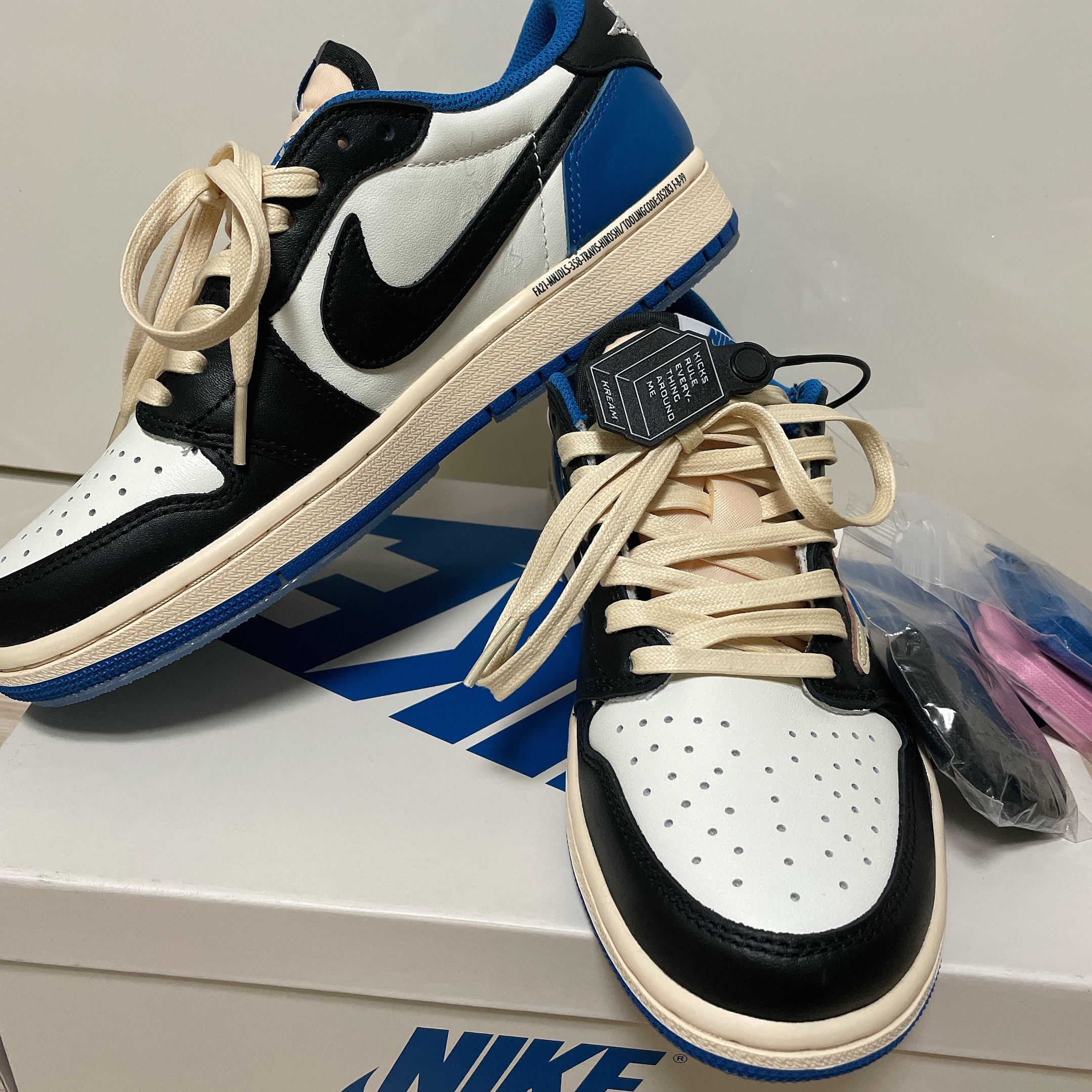Jordan 1 x Travis Scott x Fragment Retro Low OG SP Military Blue 착용 스타일 - 3