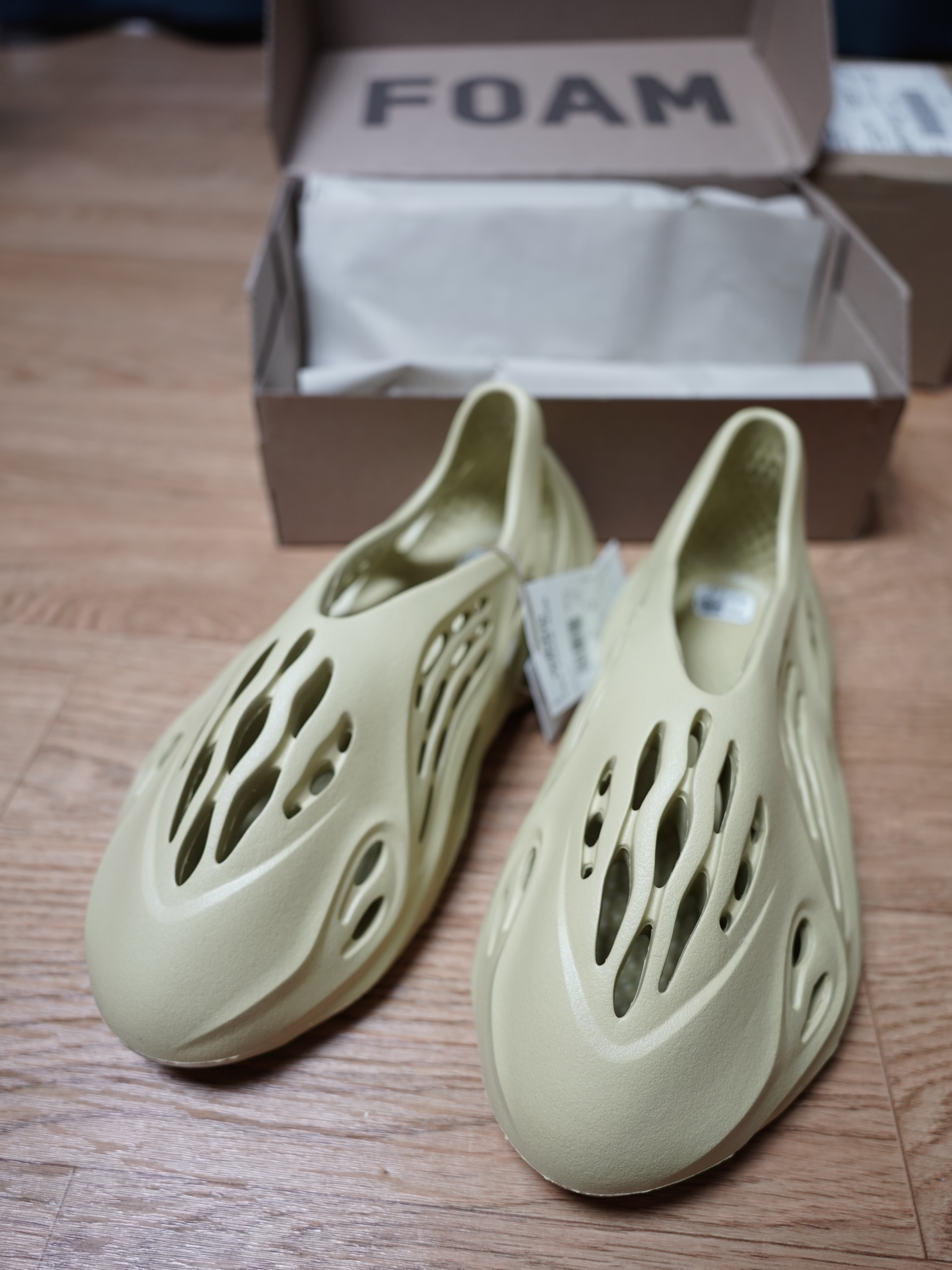 Adidas Yeezy Foam RNNR Sulfur 착용 스타일