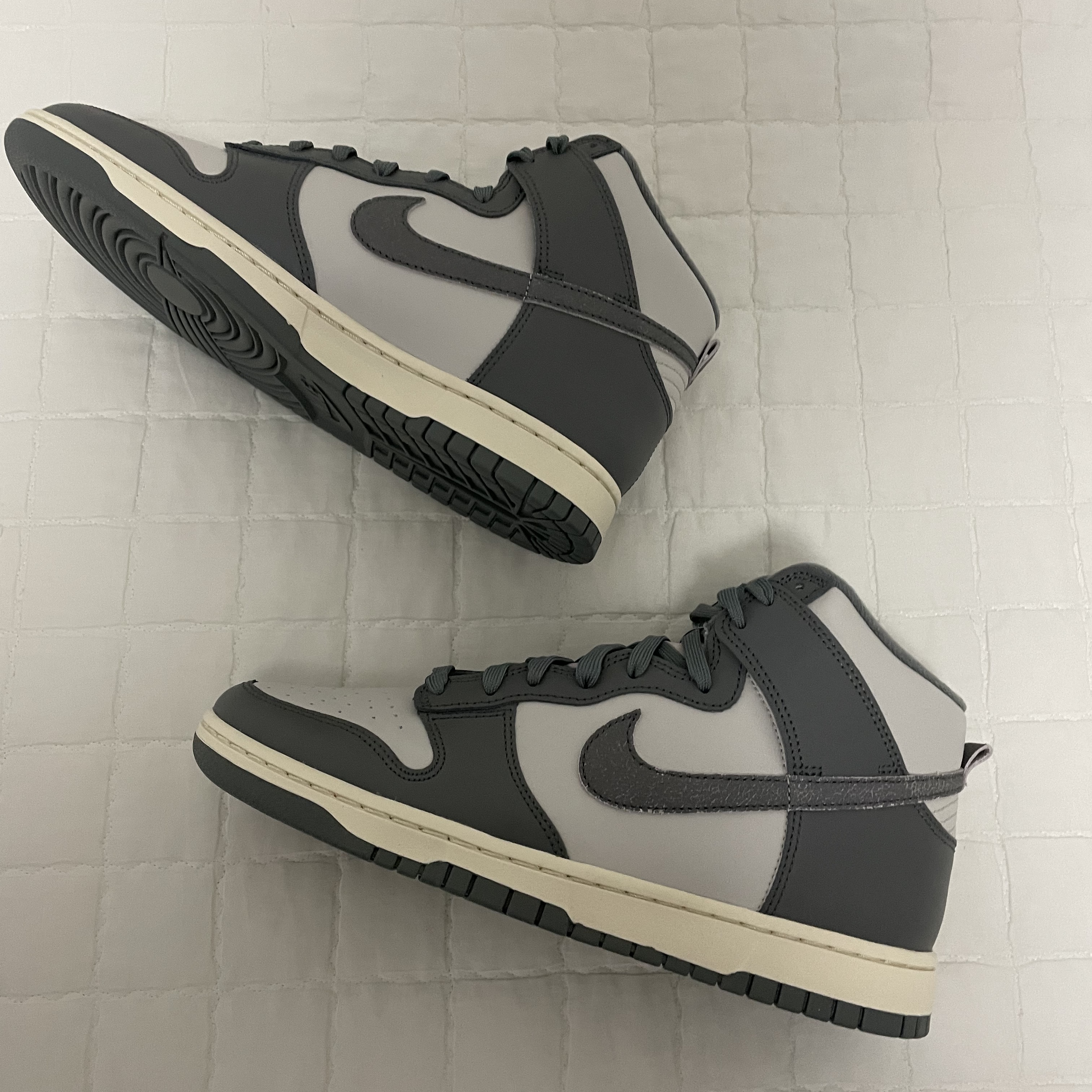 Nike Dunk High Retro SE VNTG Light Bone 착용 스타일 - 3