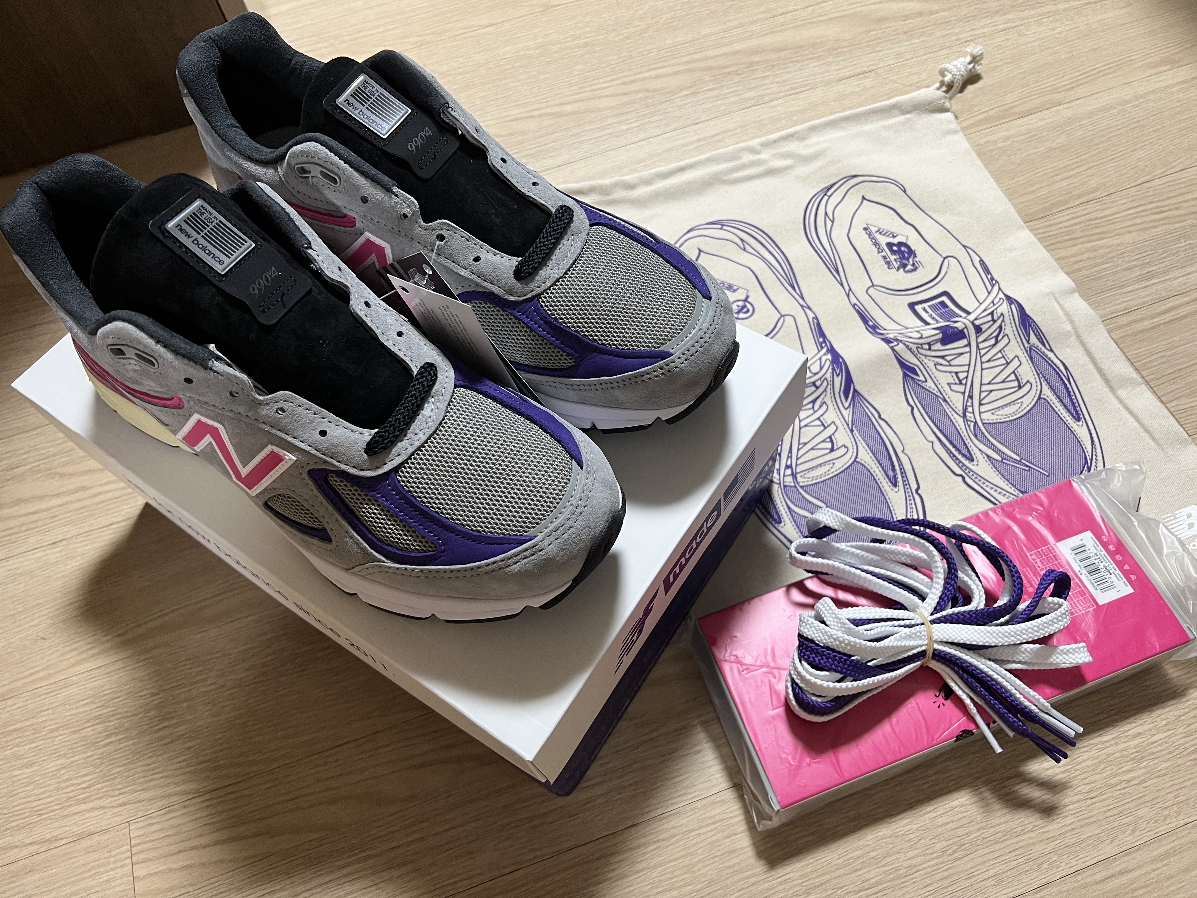 New Balance x Kith x United Arrows & Sons 990v4 Made in USA Grey Pink 착용 스타일 - 2