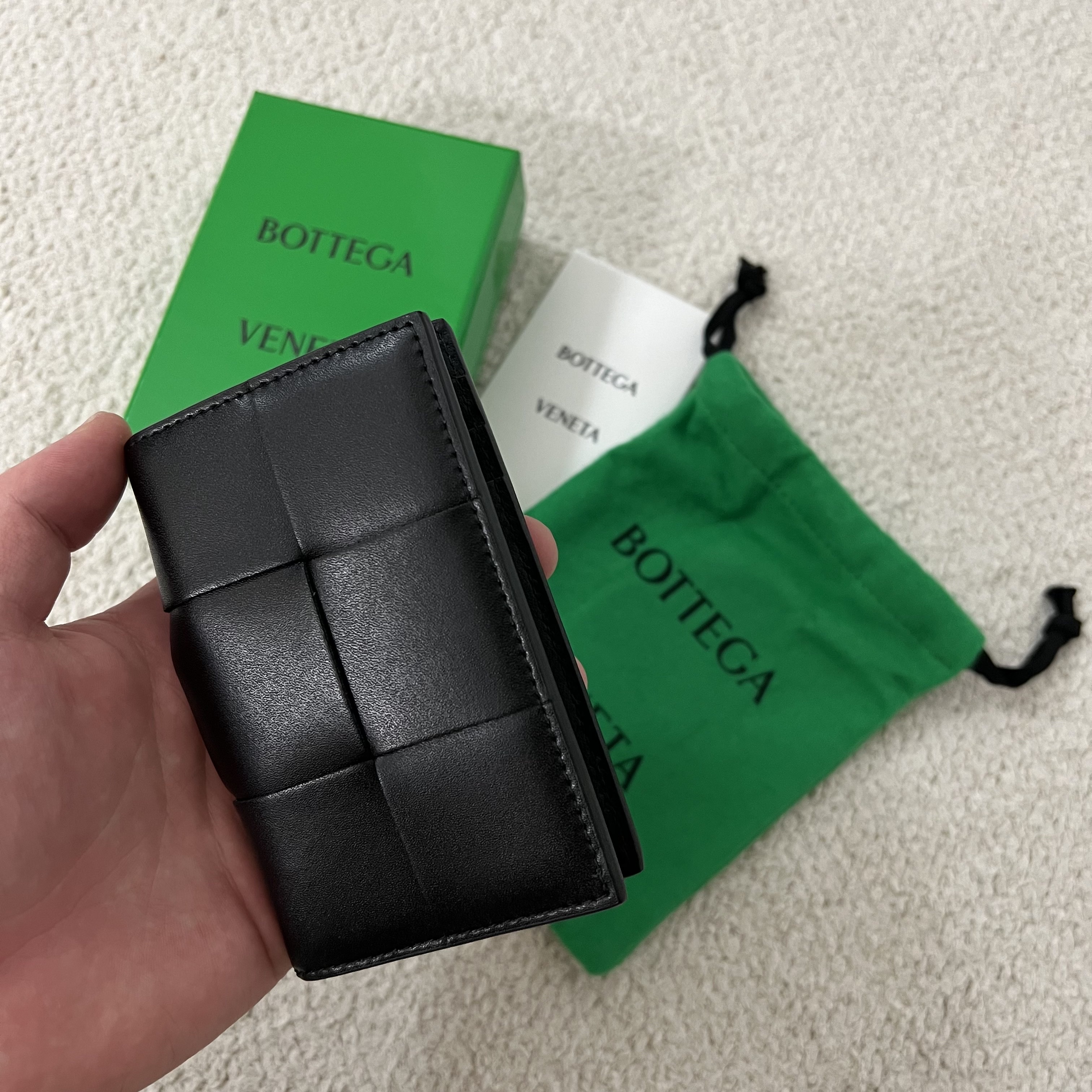 Bottega Veneta Flap Card Case Black 착용 스타일 - 1