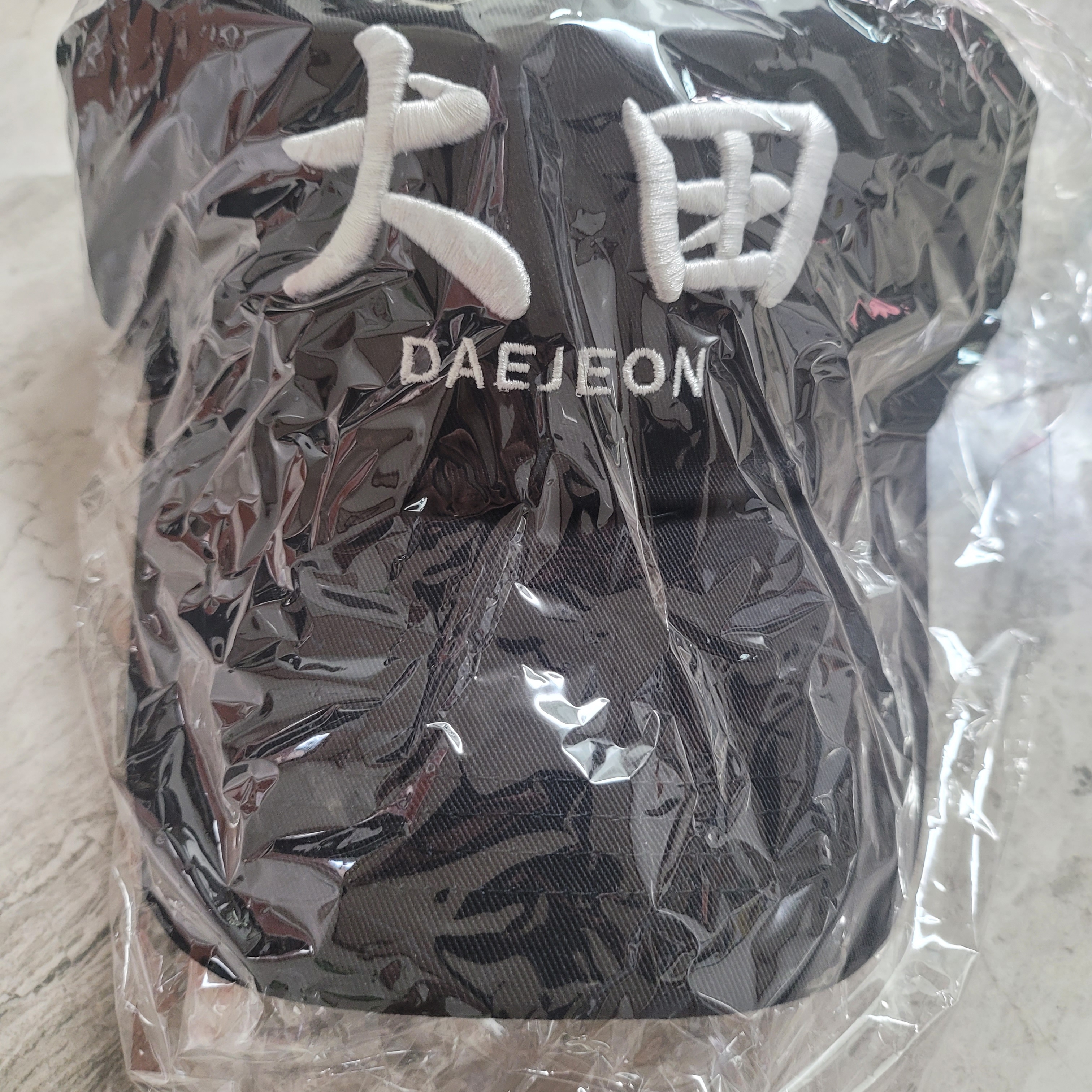 Darkr8m Studio x All Eyes Down Daejeon White Logo Cap 착용 스타일