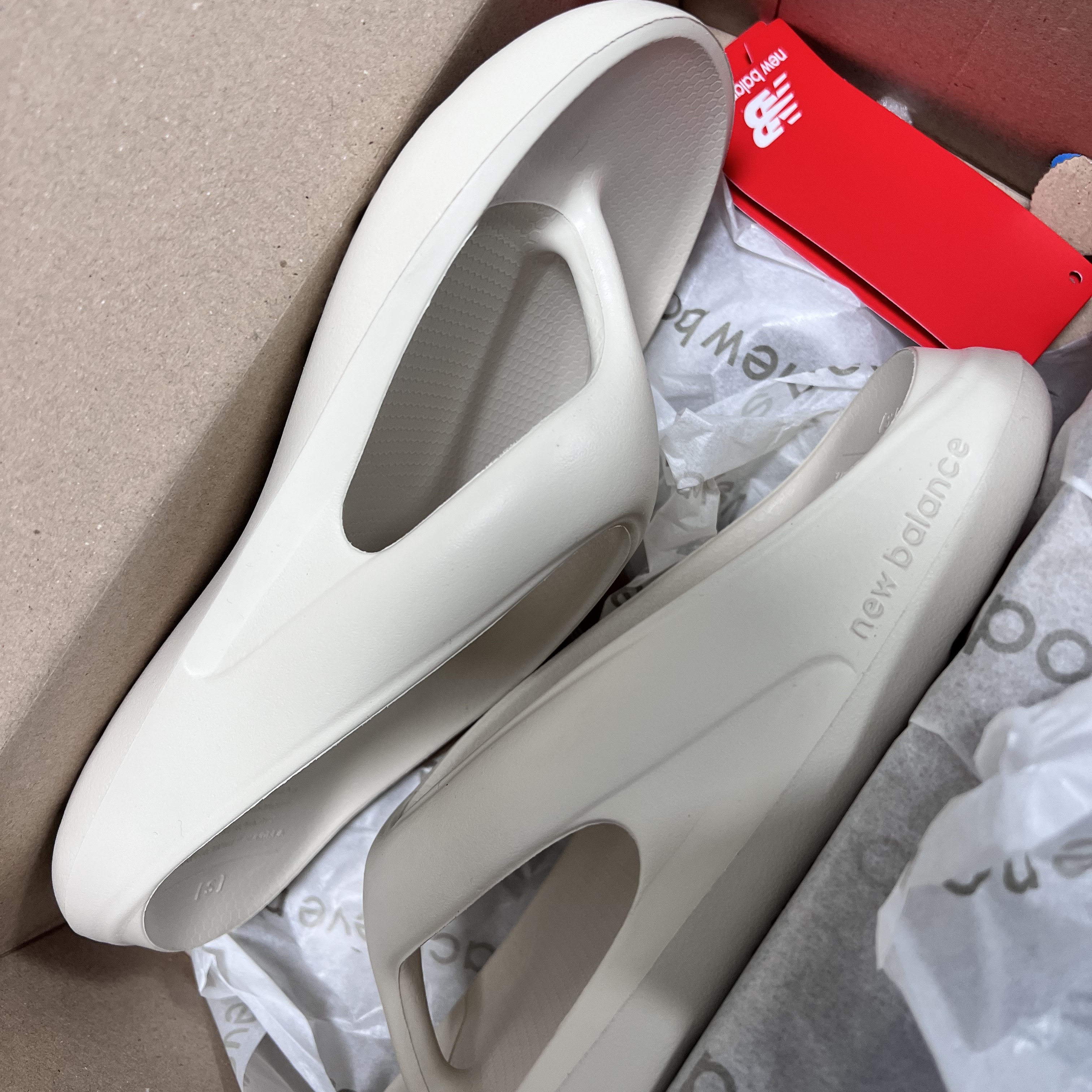 New Balance Flip Flop Ivory, New Balance Flip Flop Black 착용 스타일 - 2