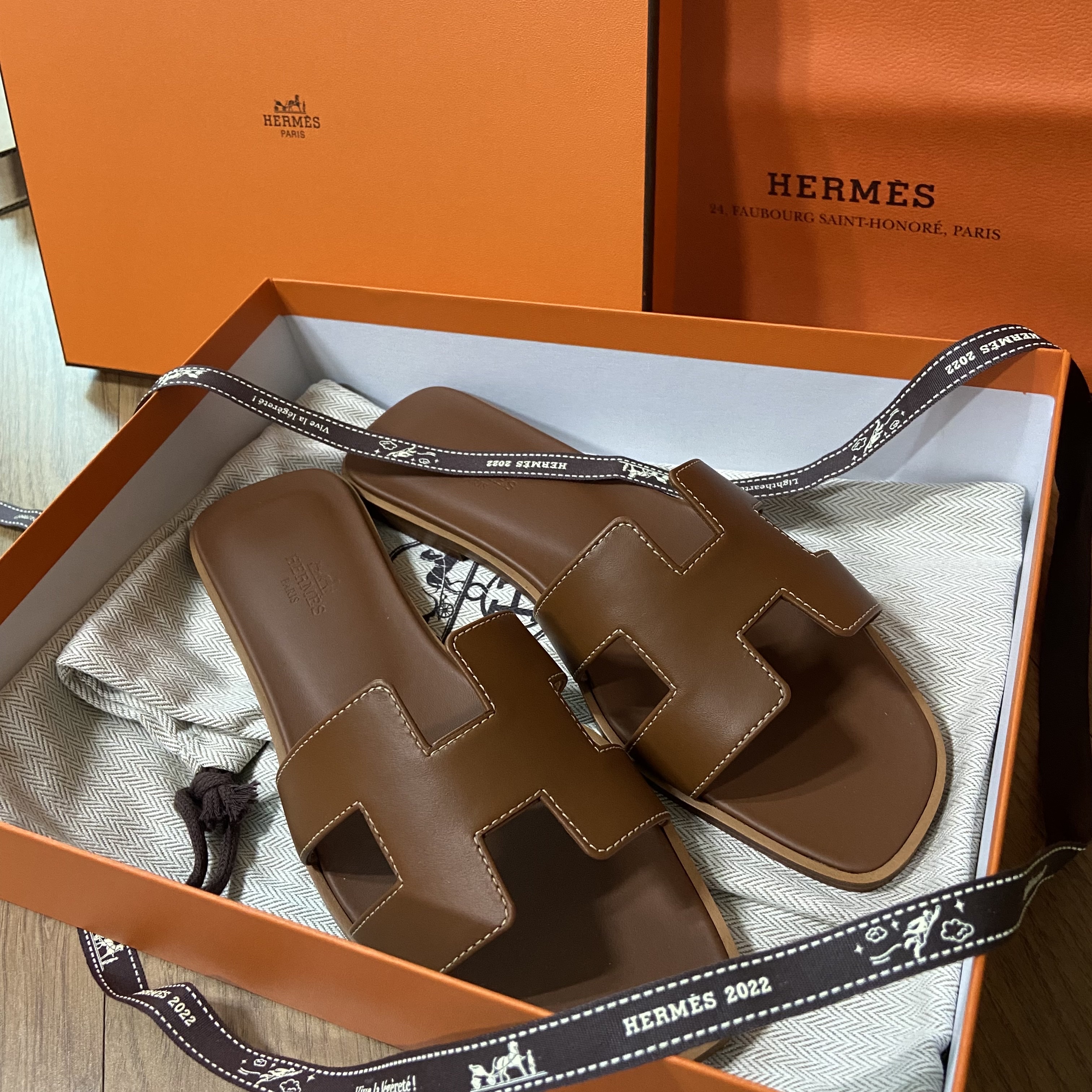 (W) Hermes Oran Sandal Calfskin & Gold Piqures Ecrues 착용 스타일