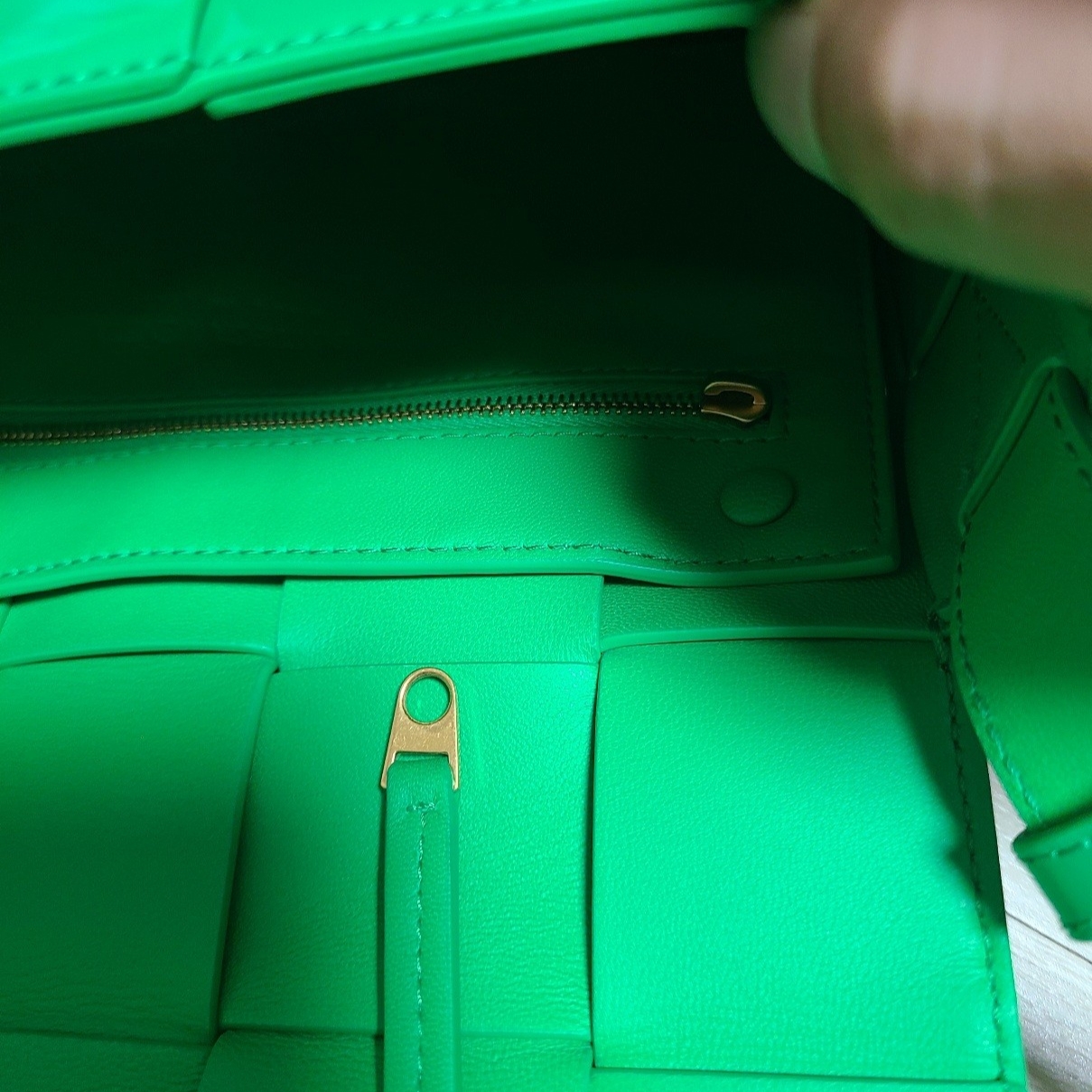 Bottega Veneta Mini Leather Cassette Parakeet, Bottega Veneta Brushed Leather Cassette Parakeet 착용 스타일 - 1