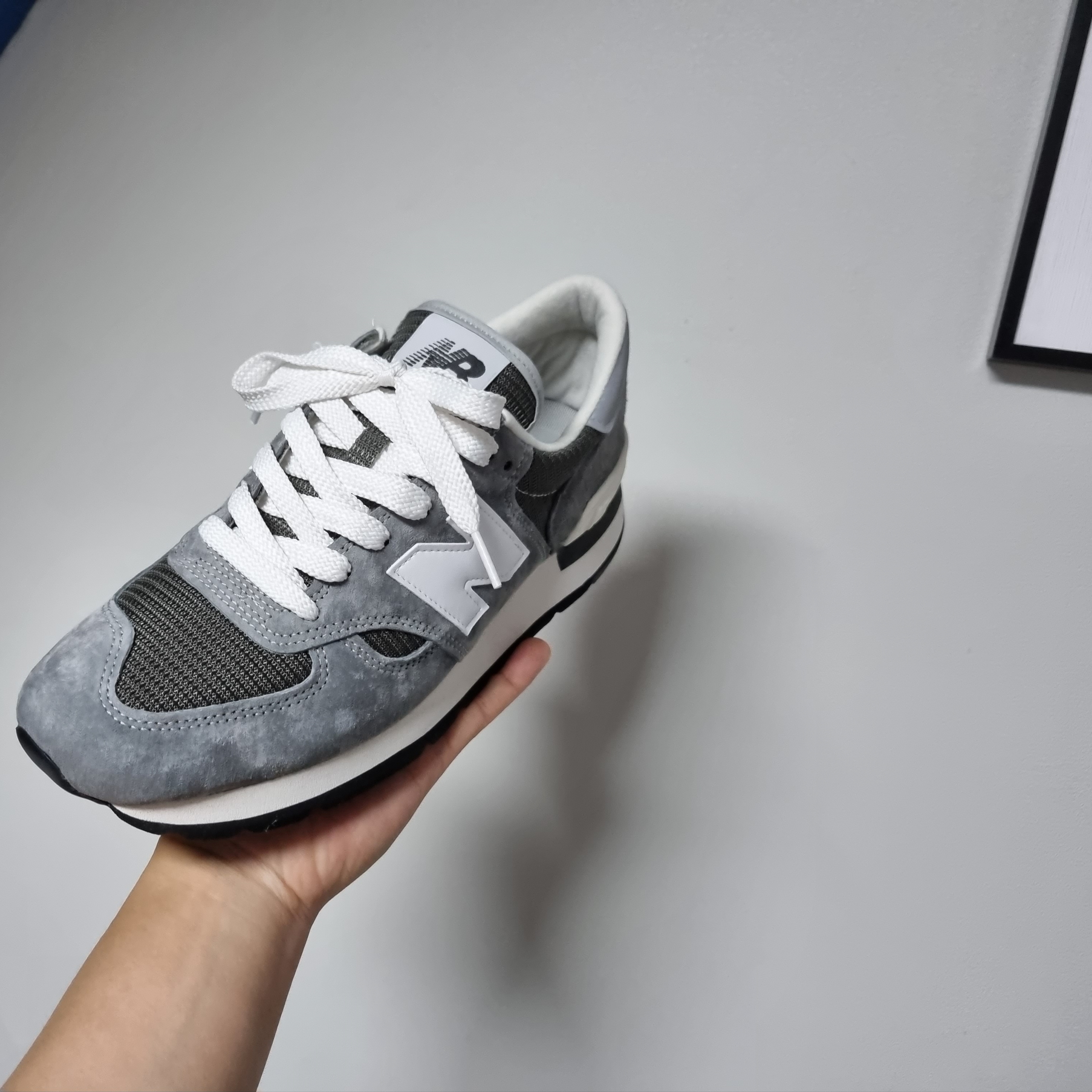 New Balance 990v1 Made in USA Grey White 착용 스타일 - 1