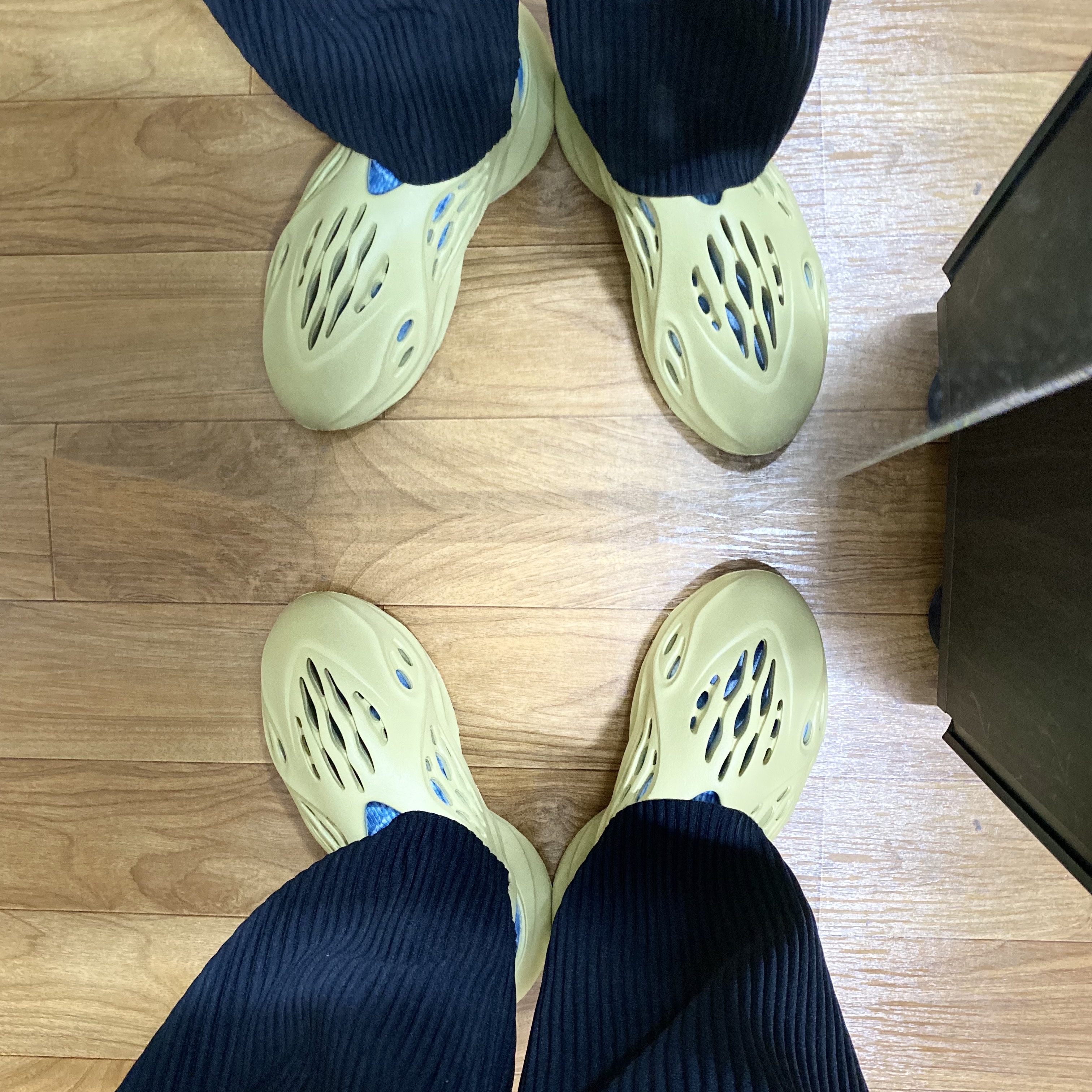Adidas Yeezy Foam RNNR Sulfur 착용 스타일 - 1