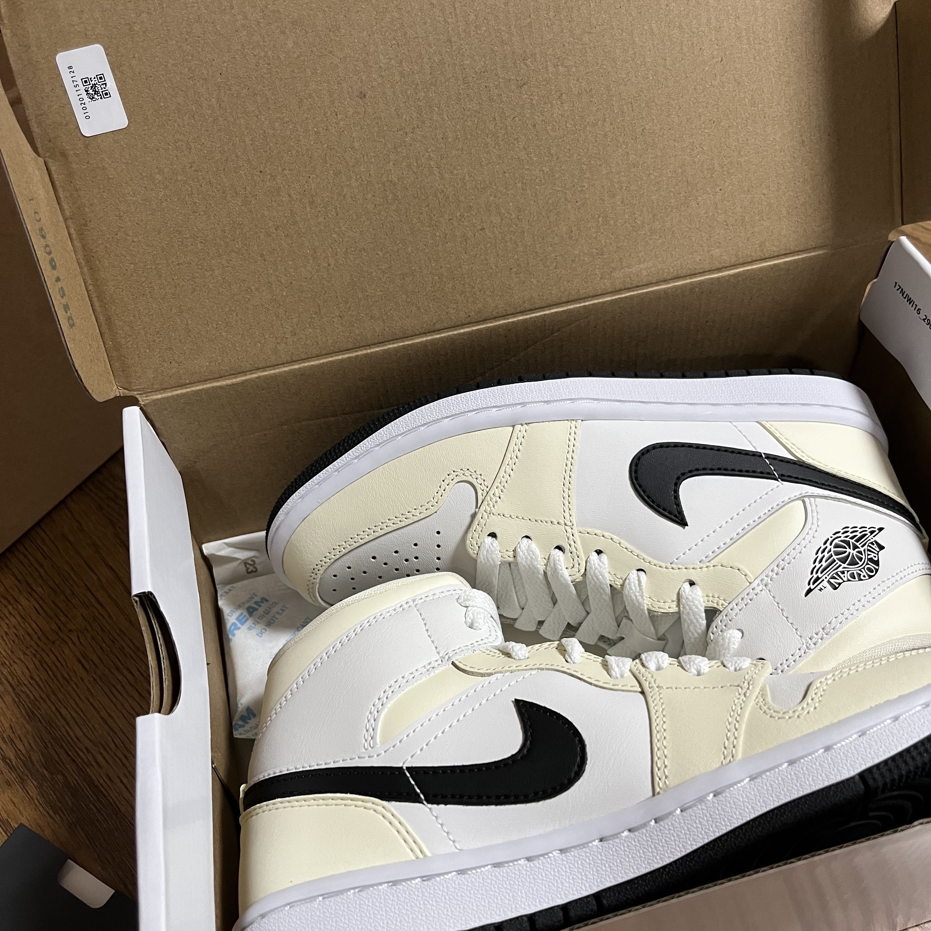 (W) Jordan 1 Mid Coconut Milk 착용 스타일 - 3
