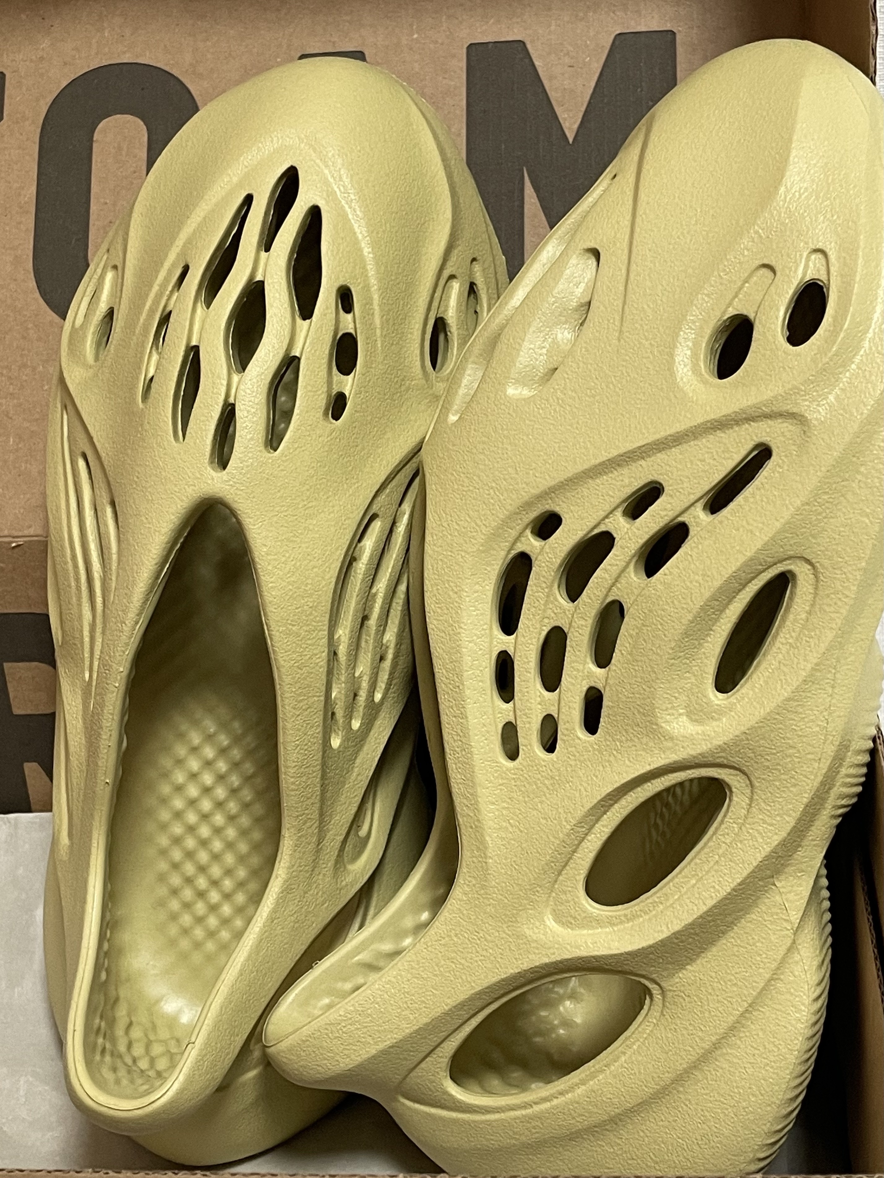 Adidas Yeezy Foam RNNR Sulfur 착용 스타일 - 1