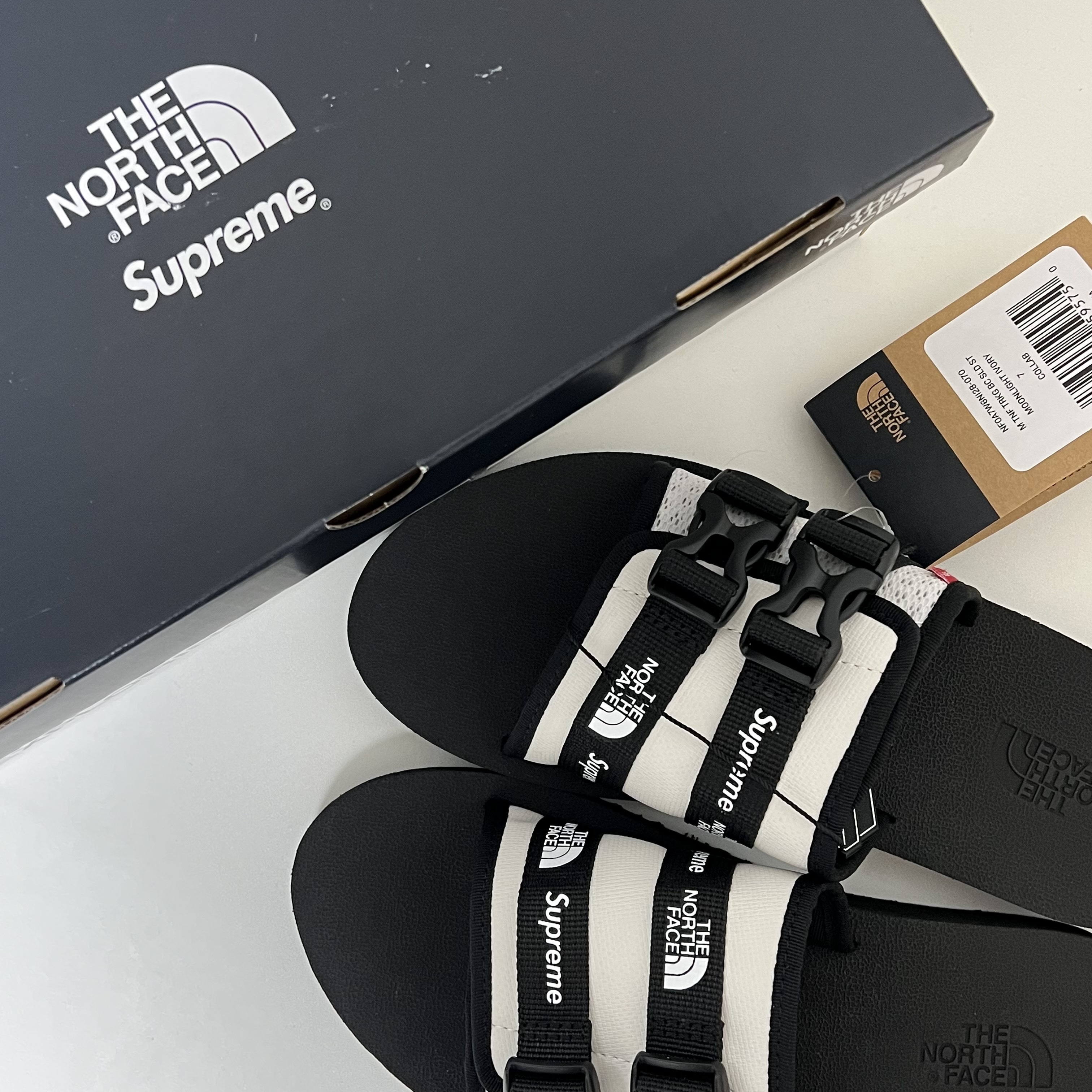 Supreme x The North Face Trekking Sandal Stone - 22SS 착용 스타일 - 1