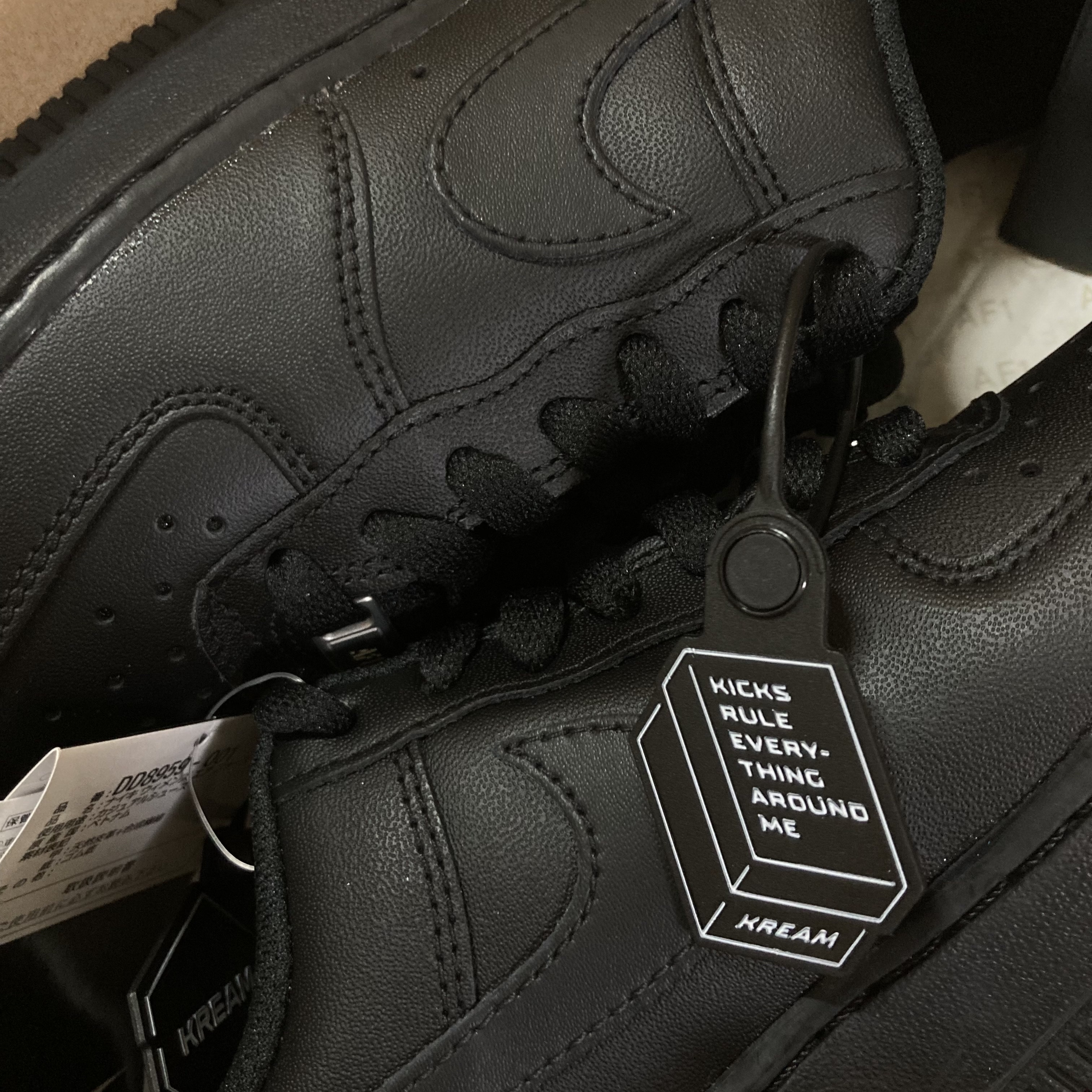 (W) Nike Air Force 1 '07 Low Triple Black 착용 스타일