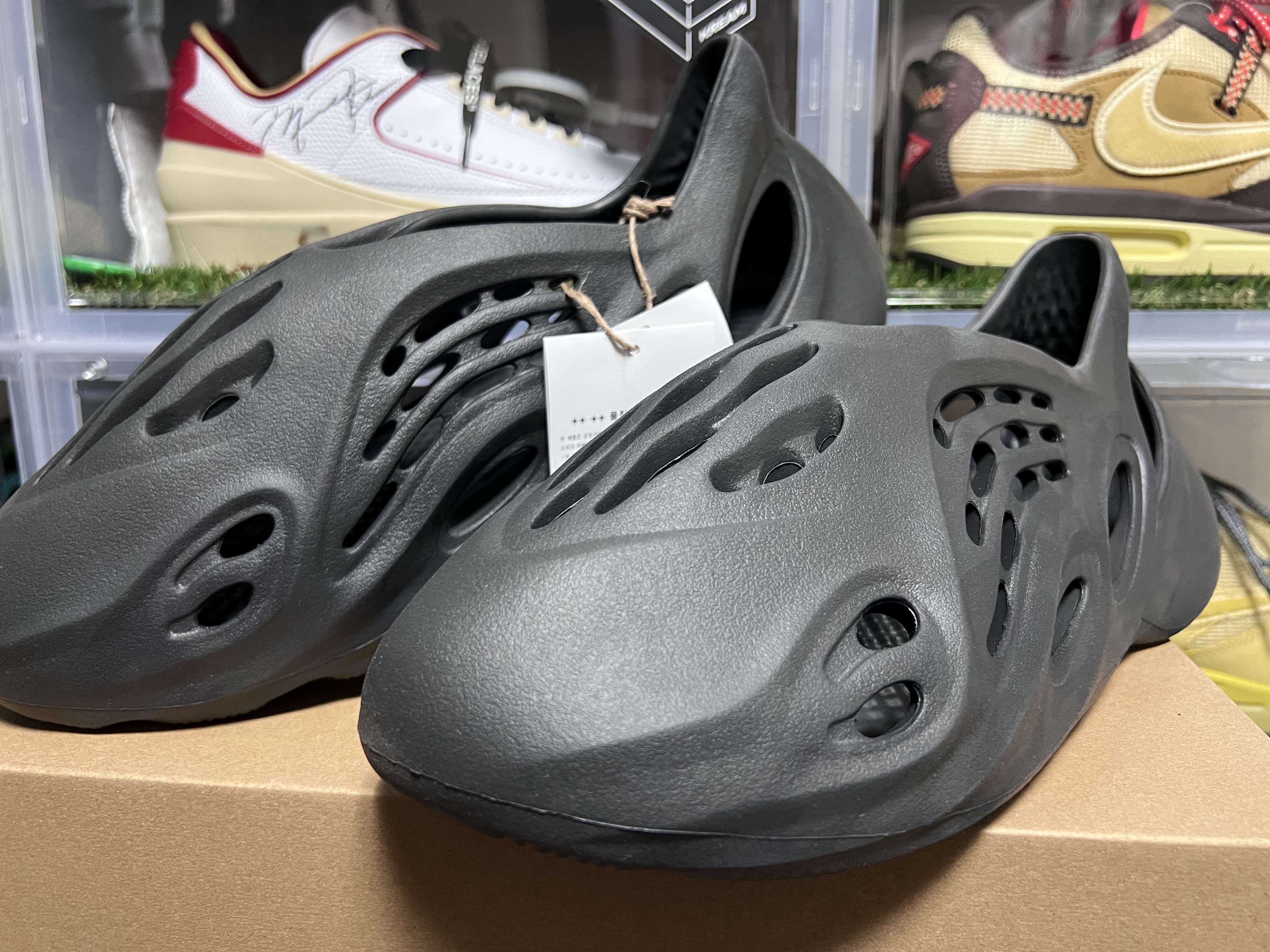 Adidas Yeezy Foam RNNR Onyx, Nike x Travis Scott Air Max 1 Cact.us Brown 착용 스타일 - 2