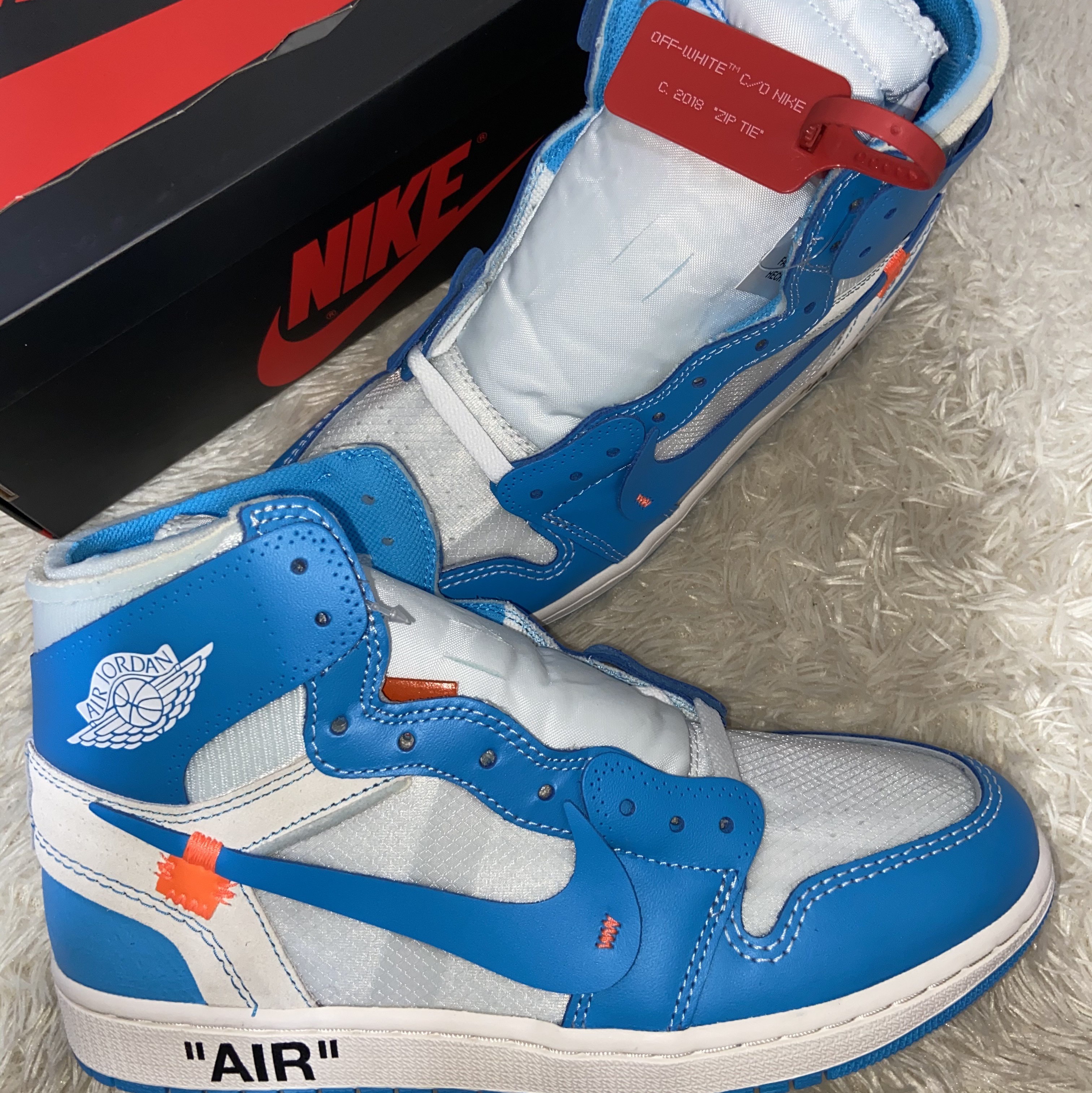 Jordan 1 x Off-White Retro High University Blue 착용 스타일