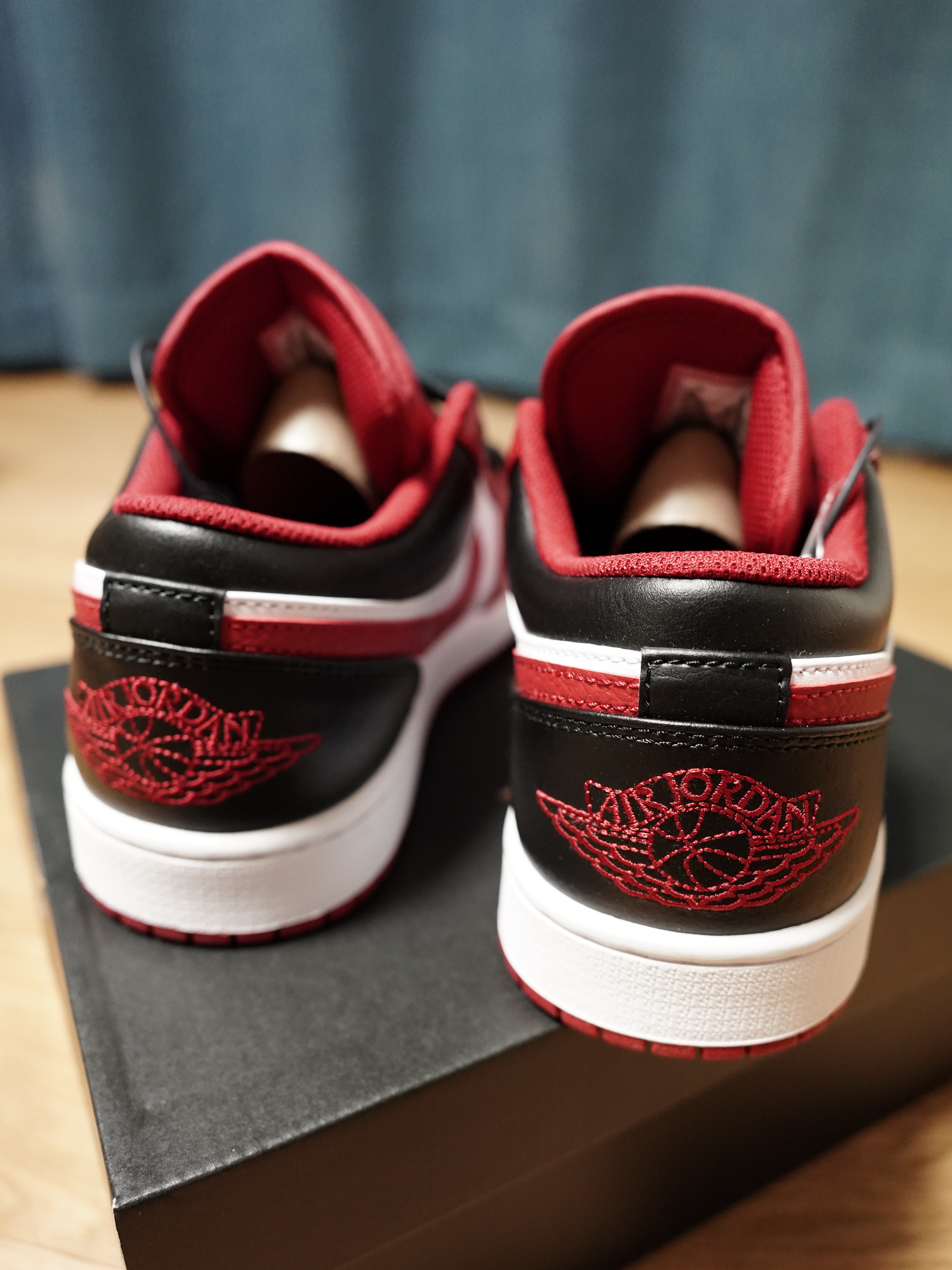 Jordan 1 Low White Gym Red Black 착용 스타일 - 2