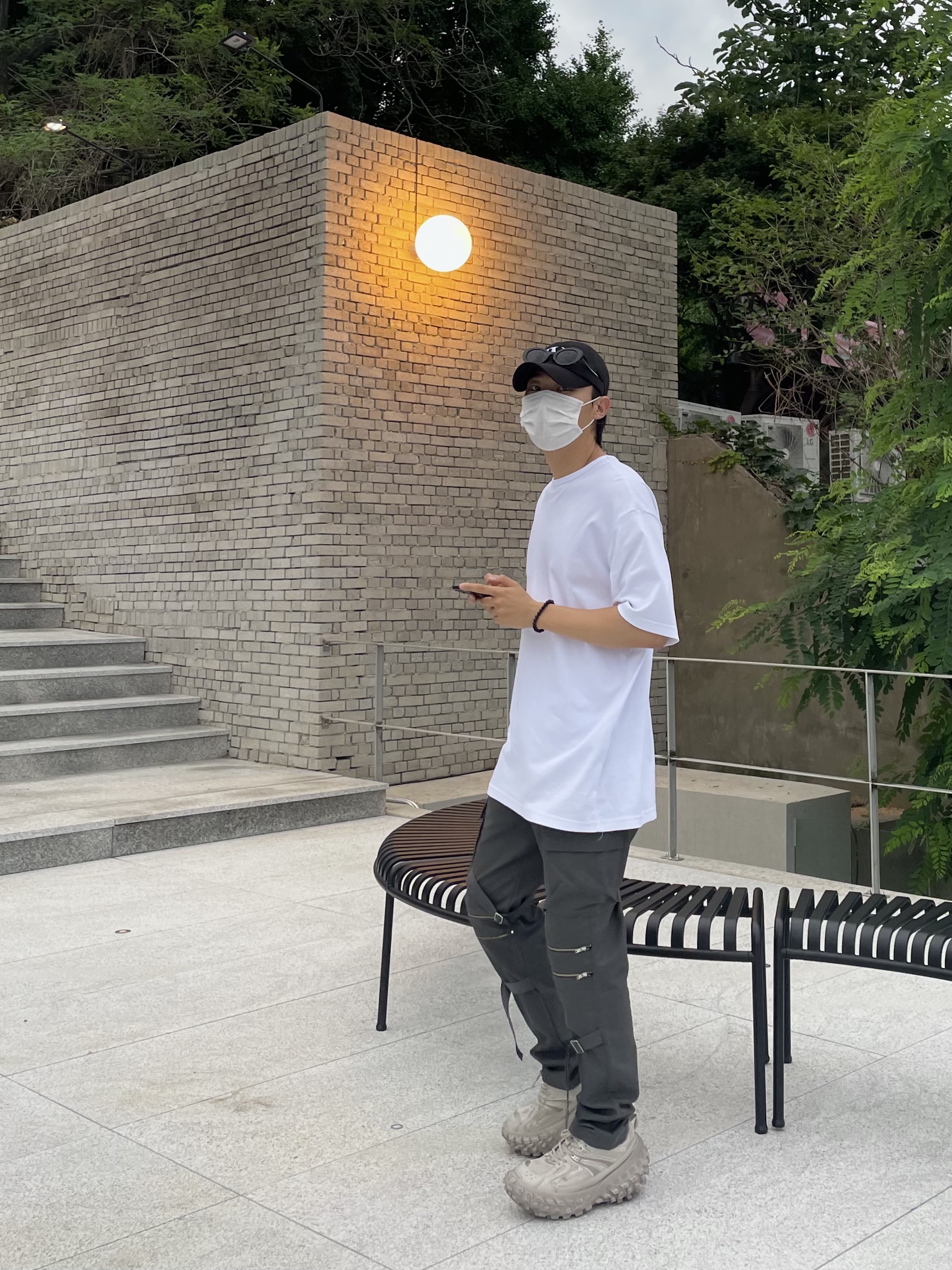 Balenciaga Defender Sneakers Beige 착용 스타일 - 1