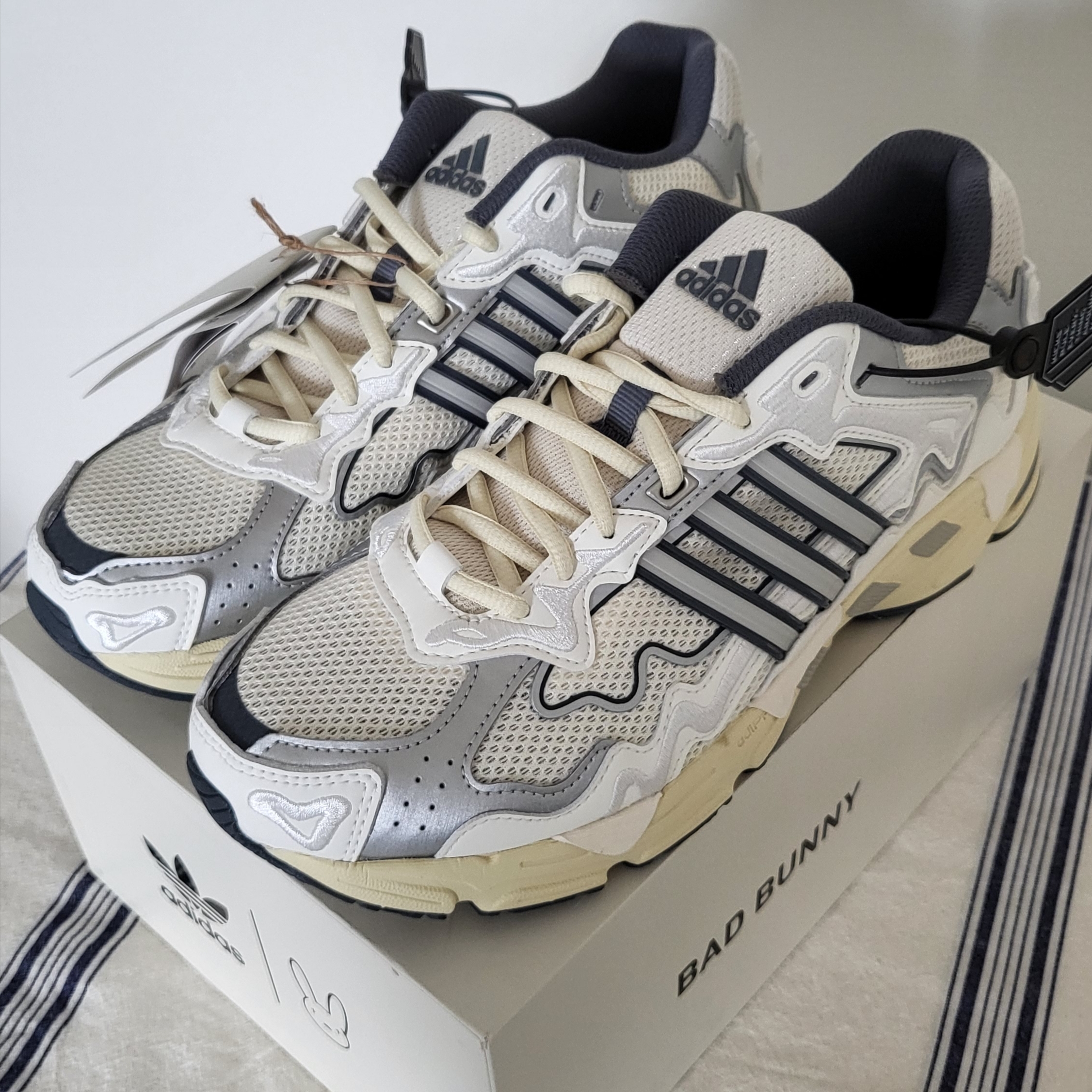 Adidas x Bad Bunny Response CL White Sand 착용 스타일 - 1