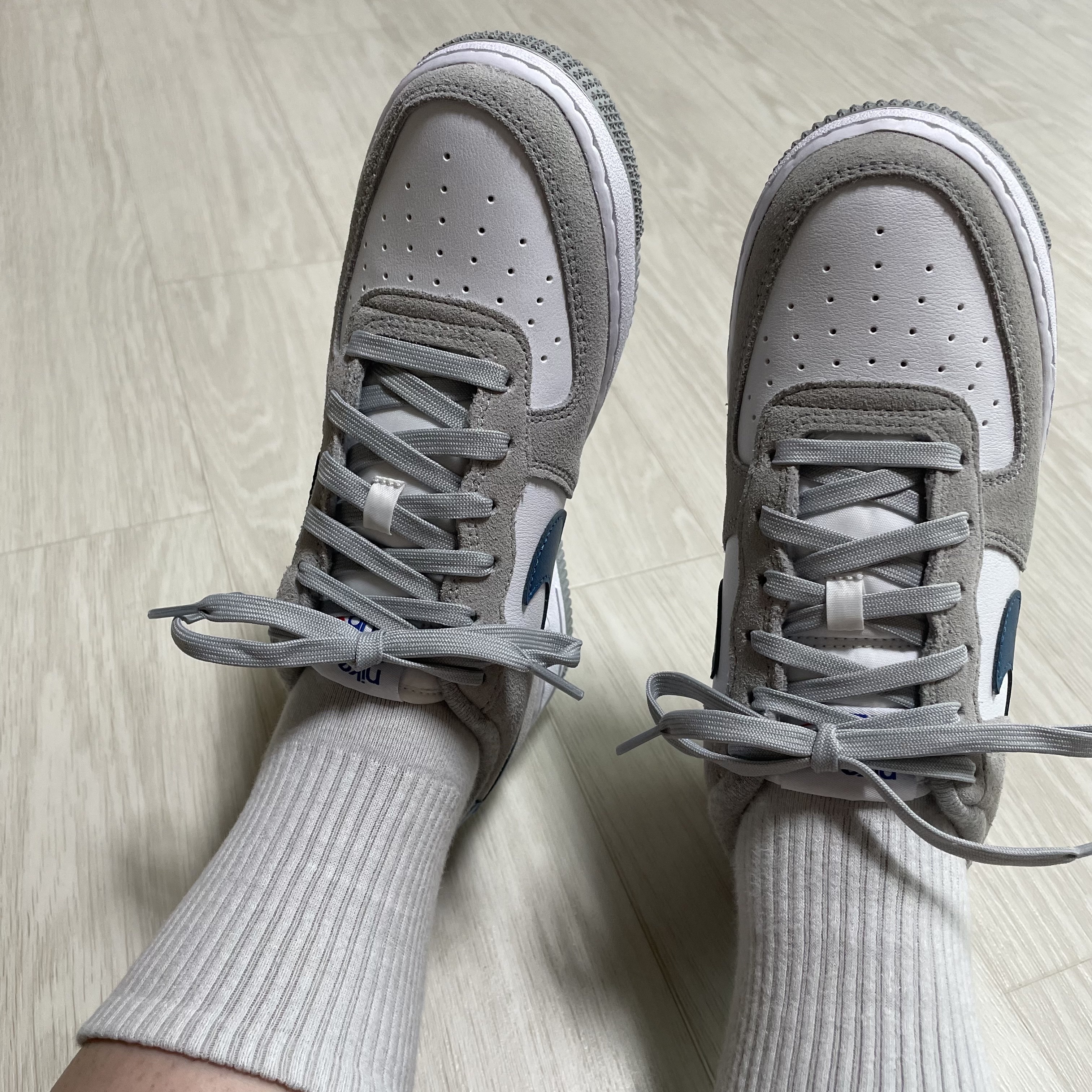 (GS) Nike Air Force 1 LV8 Athletic Club Light Smoke Grey Marina 착용 스타일 - 2