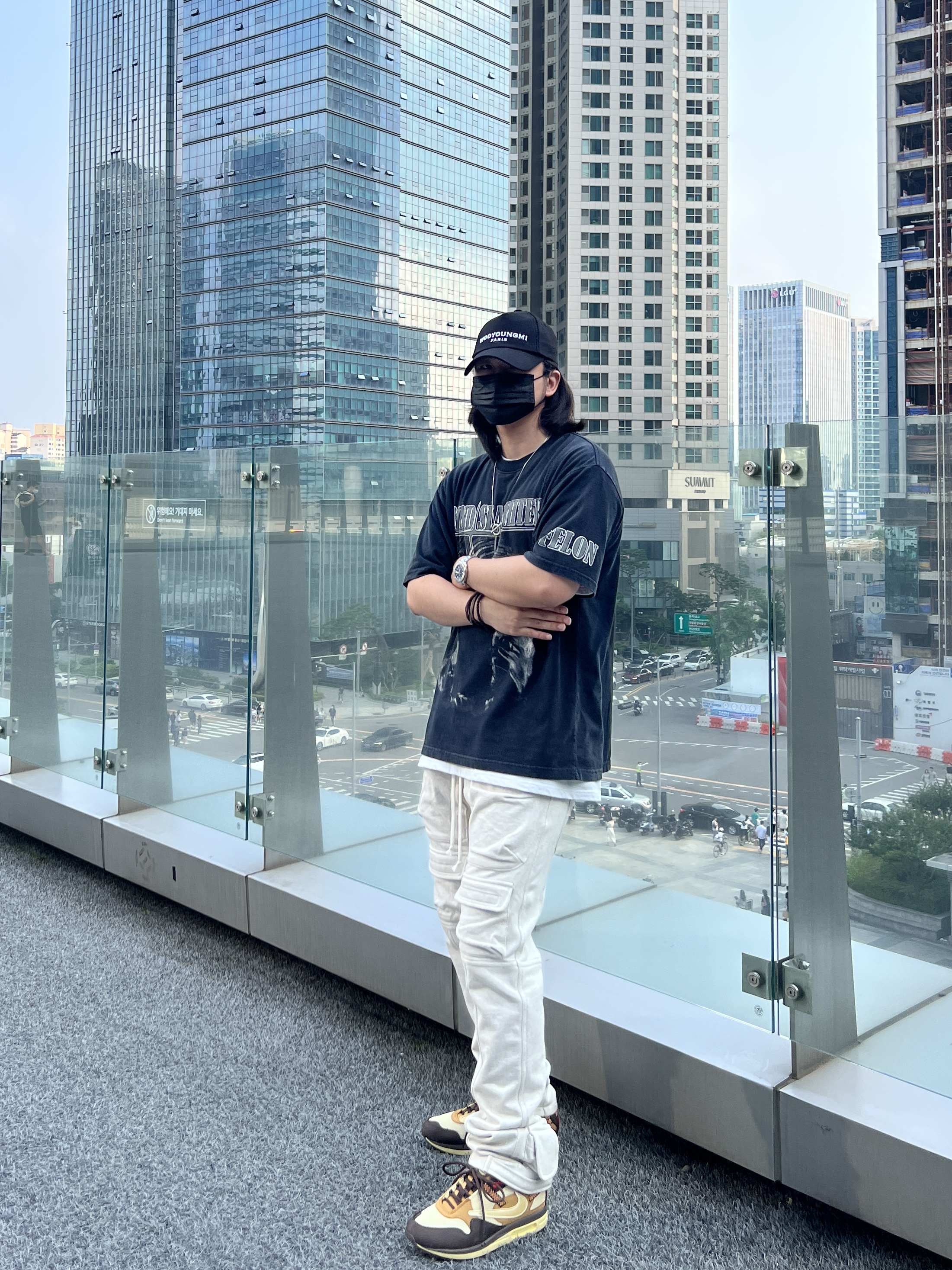 Wooyoungmi White Embroidered Logo Ball Cap Black, Nike x Travis Scott Air Max 1 Cact.us Brown 착용 스타일 - 2