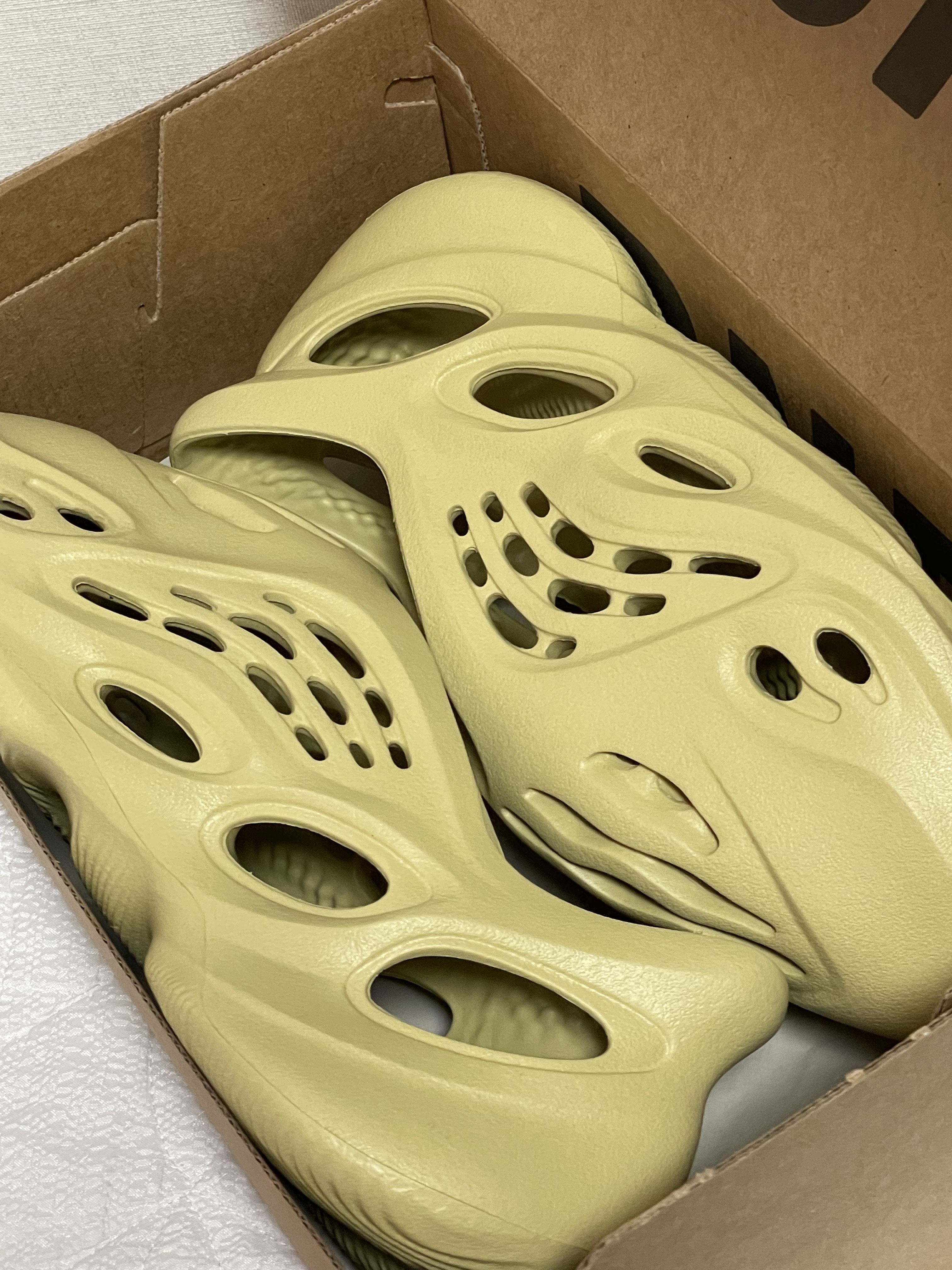 Adidas Yeezy Foam RNNR Sulfur 착용 스타일 - 2